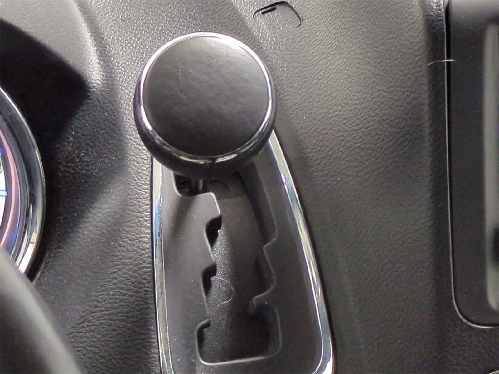 Thumbnail: 2015 Chrysler Town & Country - 29