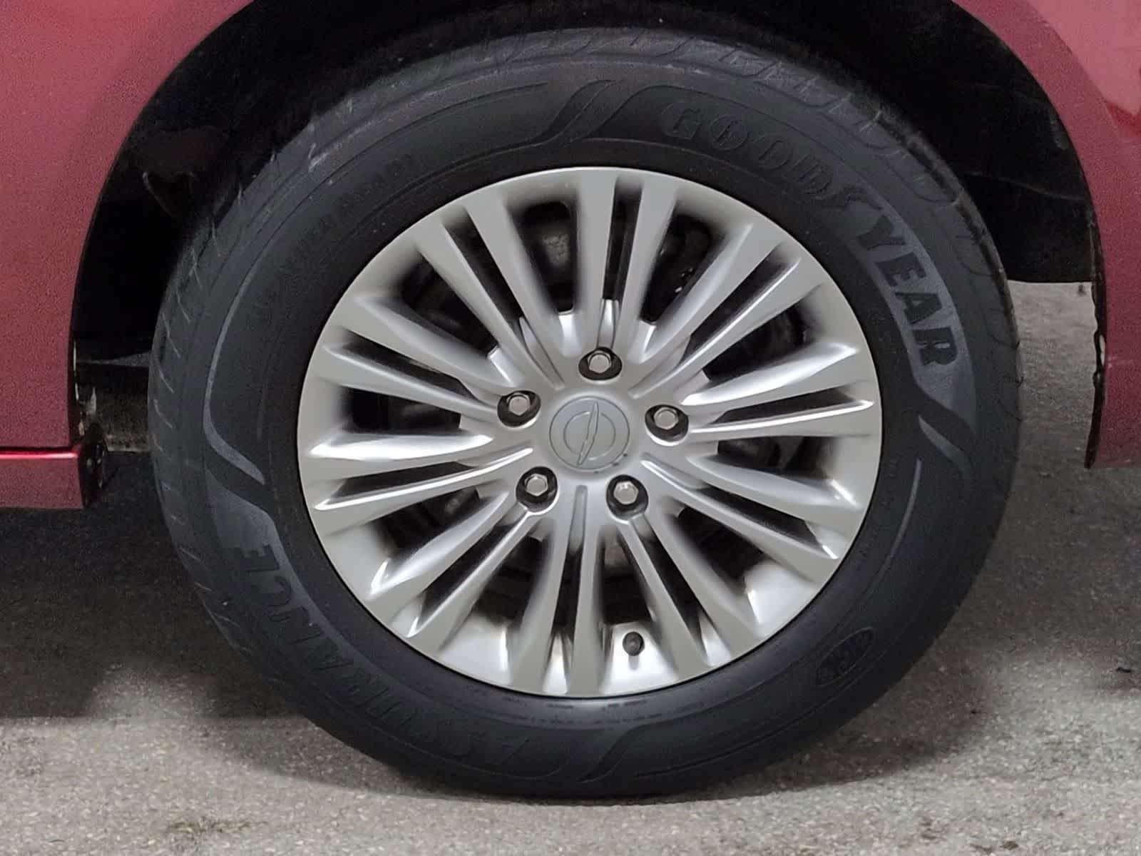 Thumbnail: 2015 Chrysler Town & Country - 14