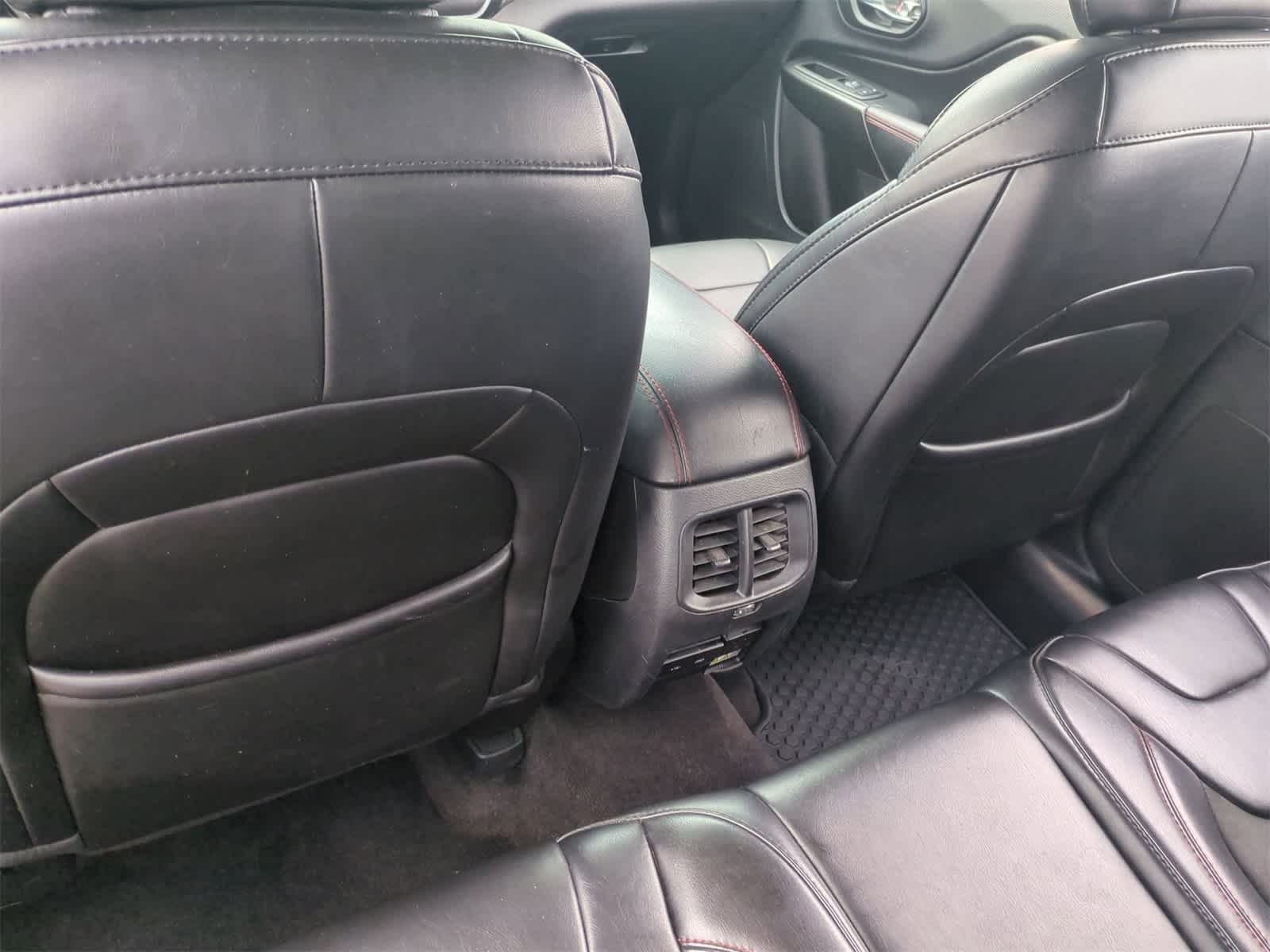Thumbnail: 2019 Jeep Cherokee - 18