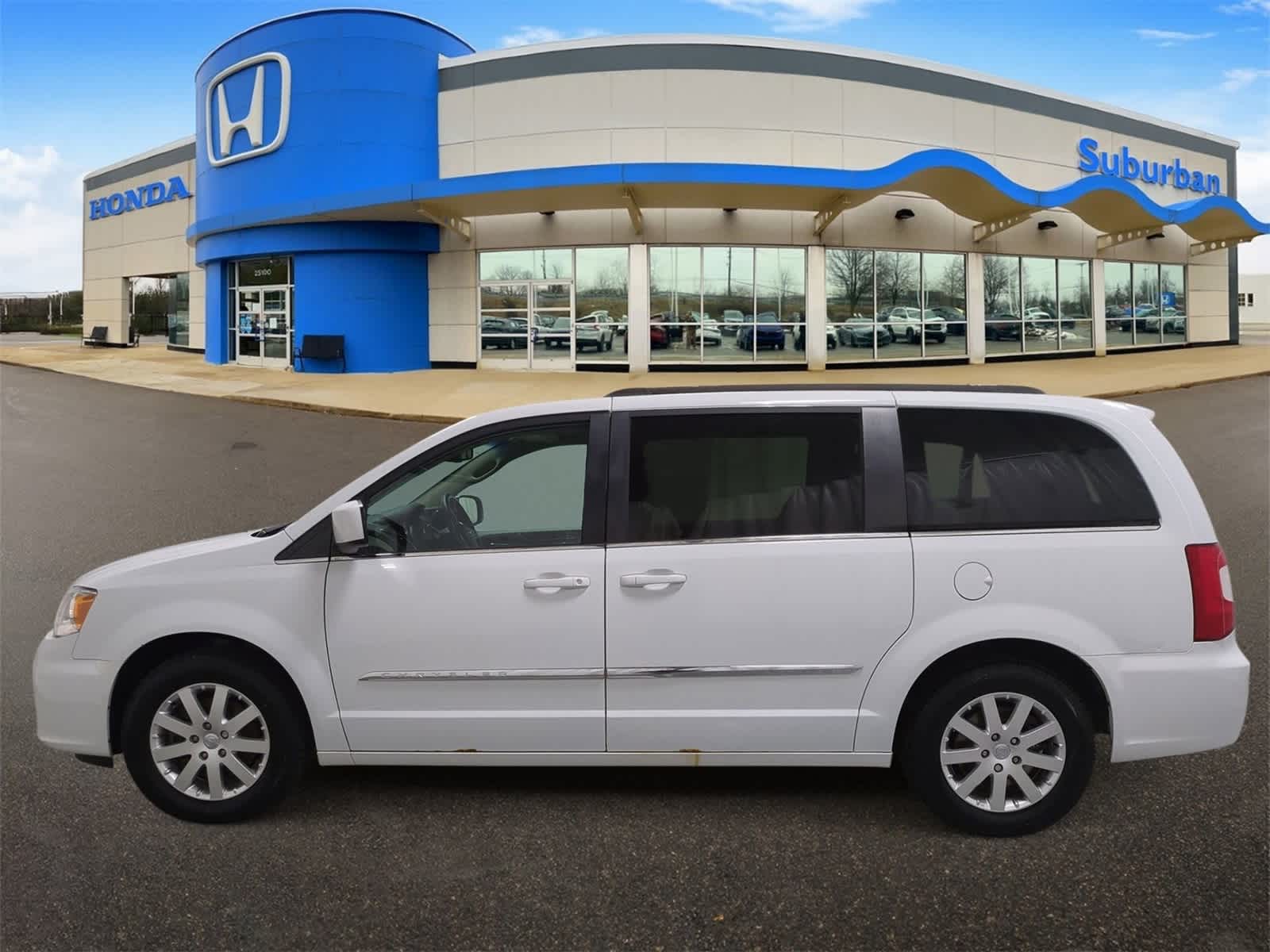 Thumbnail: 2015 Chrysler Town & Country - 5