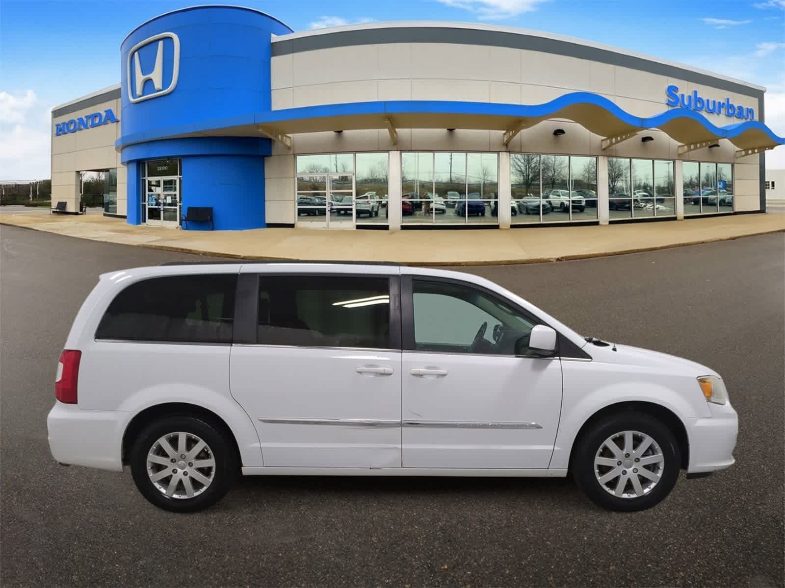 Thumbnail: 2015 Chrysler Town & Country - 9