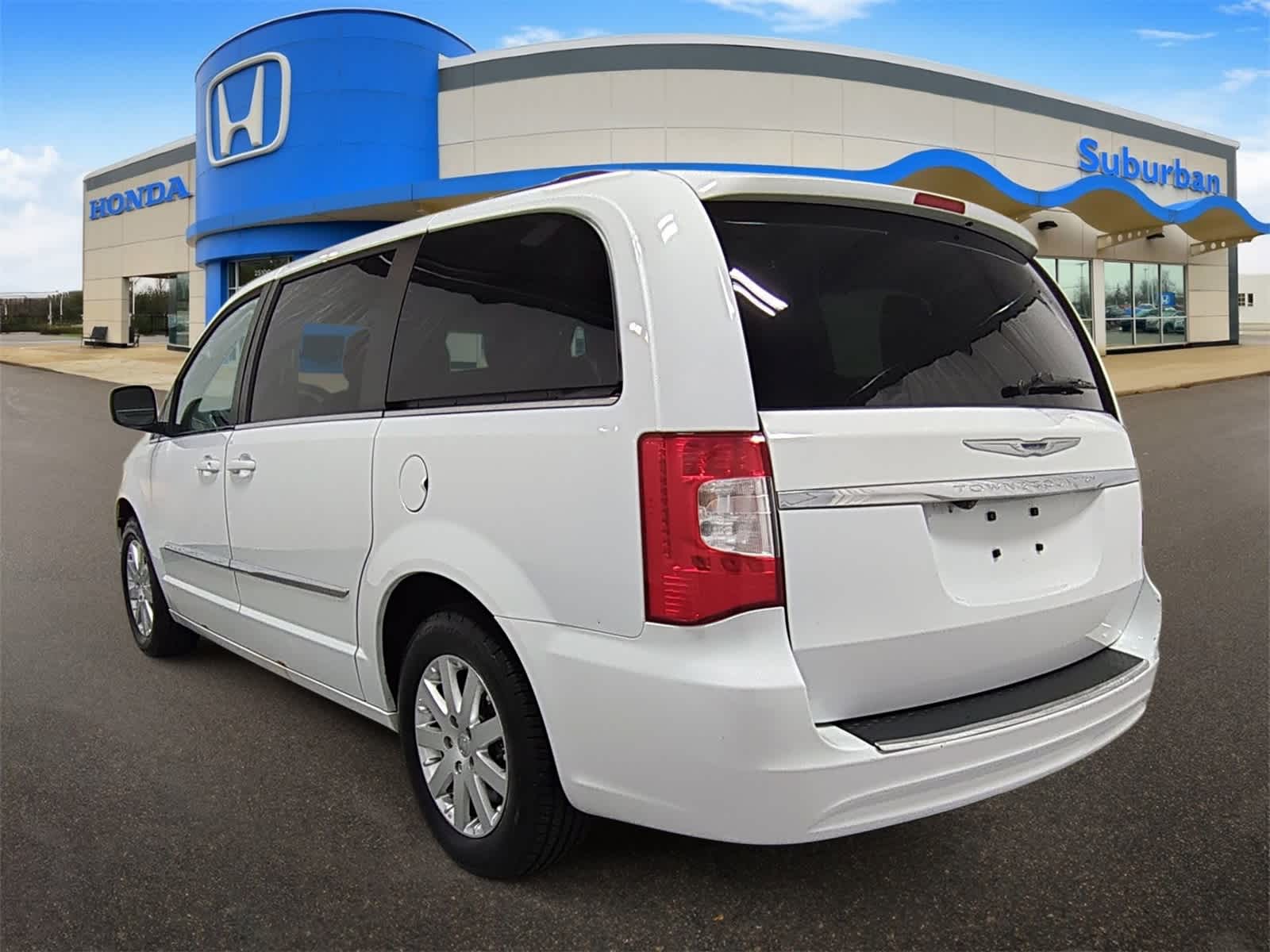 Thumbnail: 2015 Chrysler Town & Country - 6