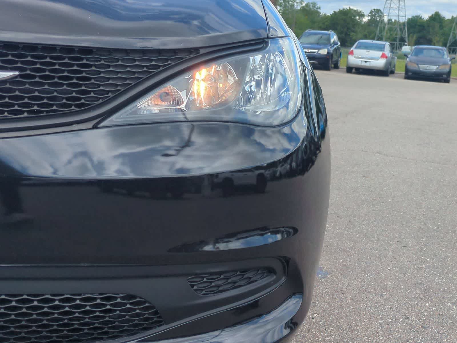 2022 Chrysler Voyager LX - Photo 11