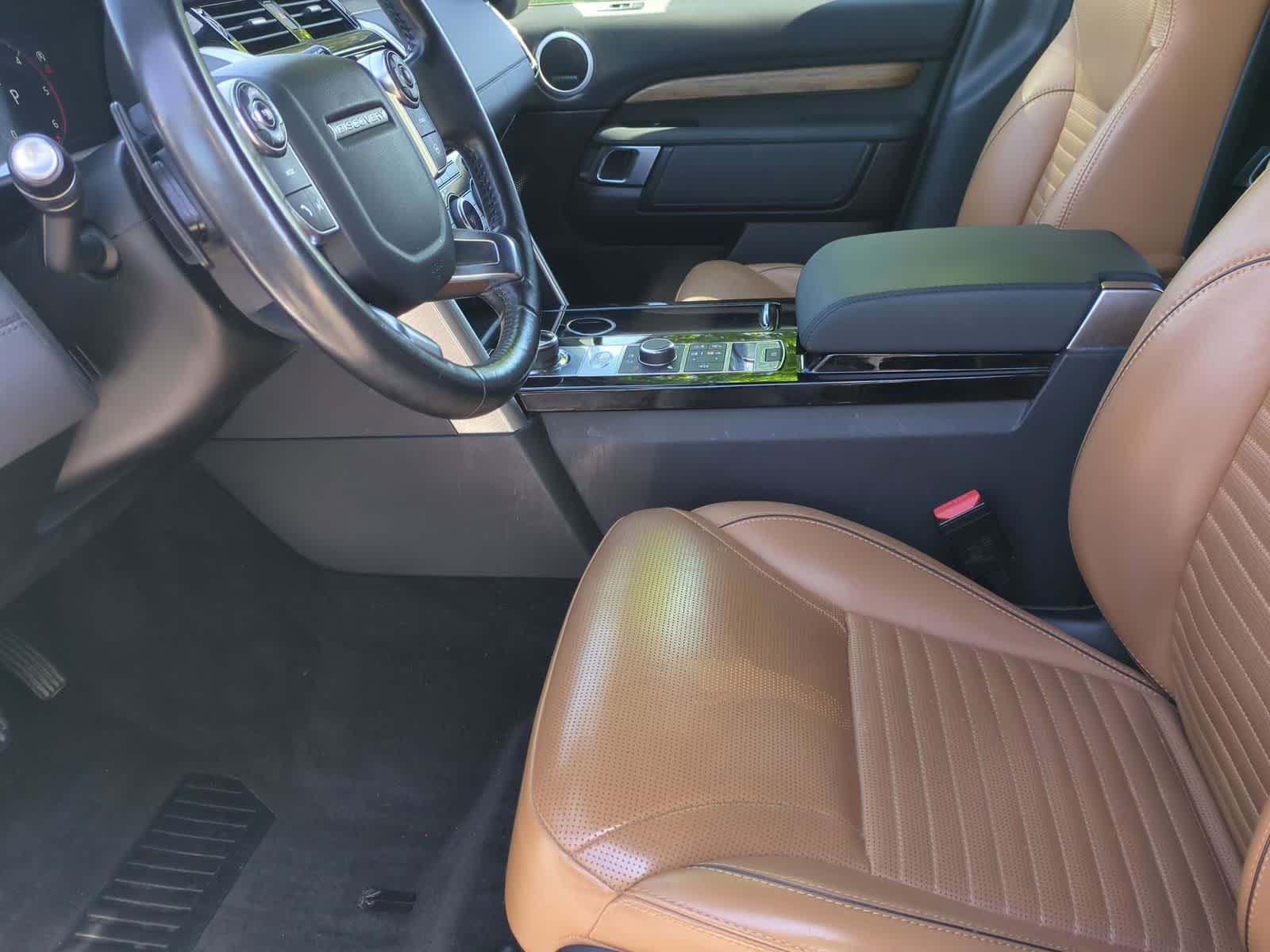 Thumbnail: 2018 Land Rover Discovery - 16
