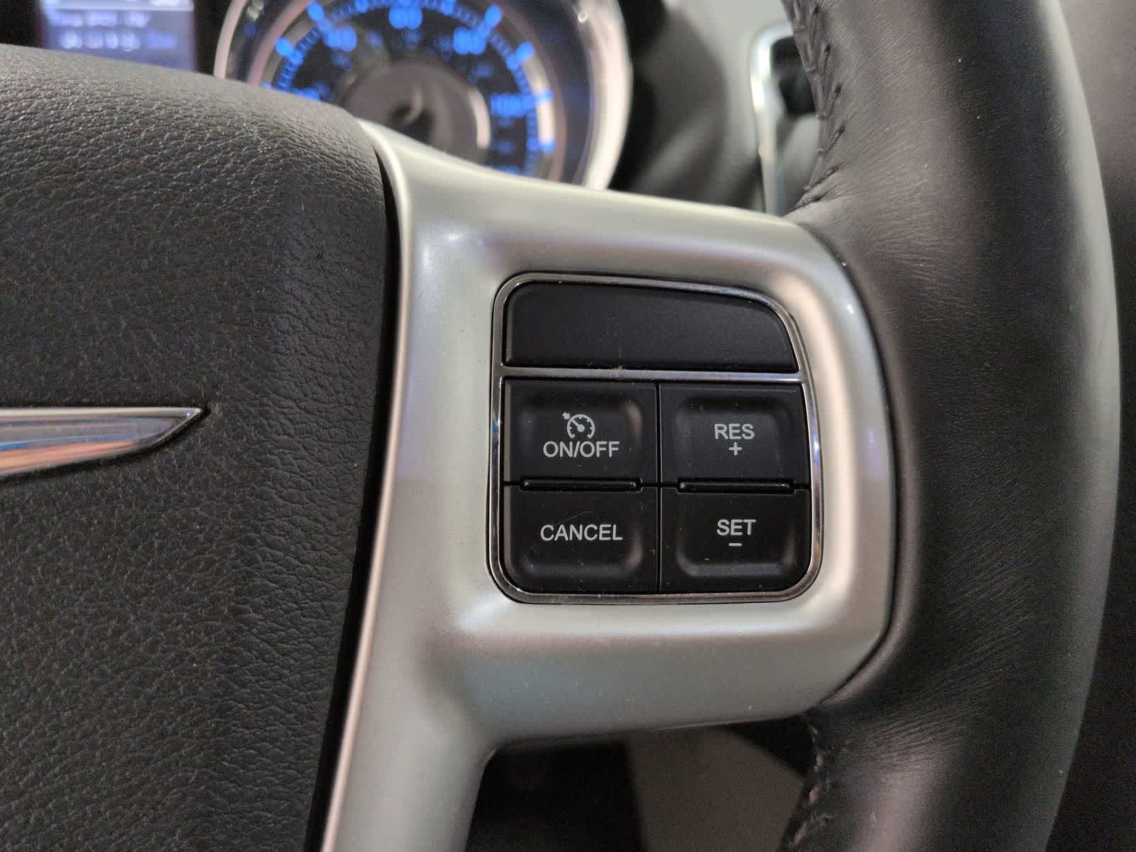 Thumbnail: 2015 Chrysler Town & Country - 25