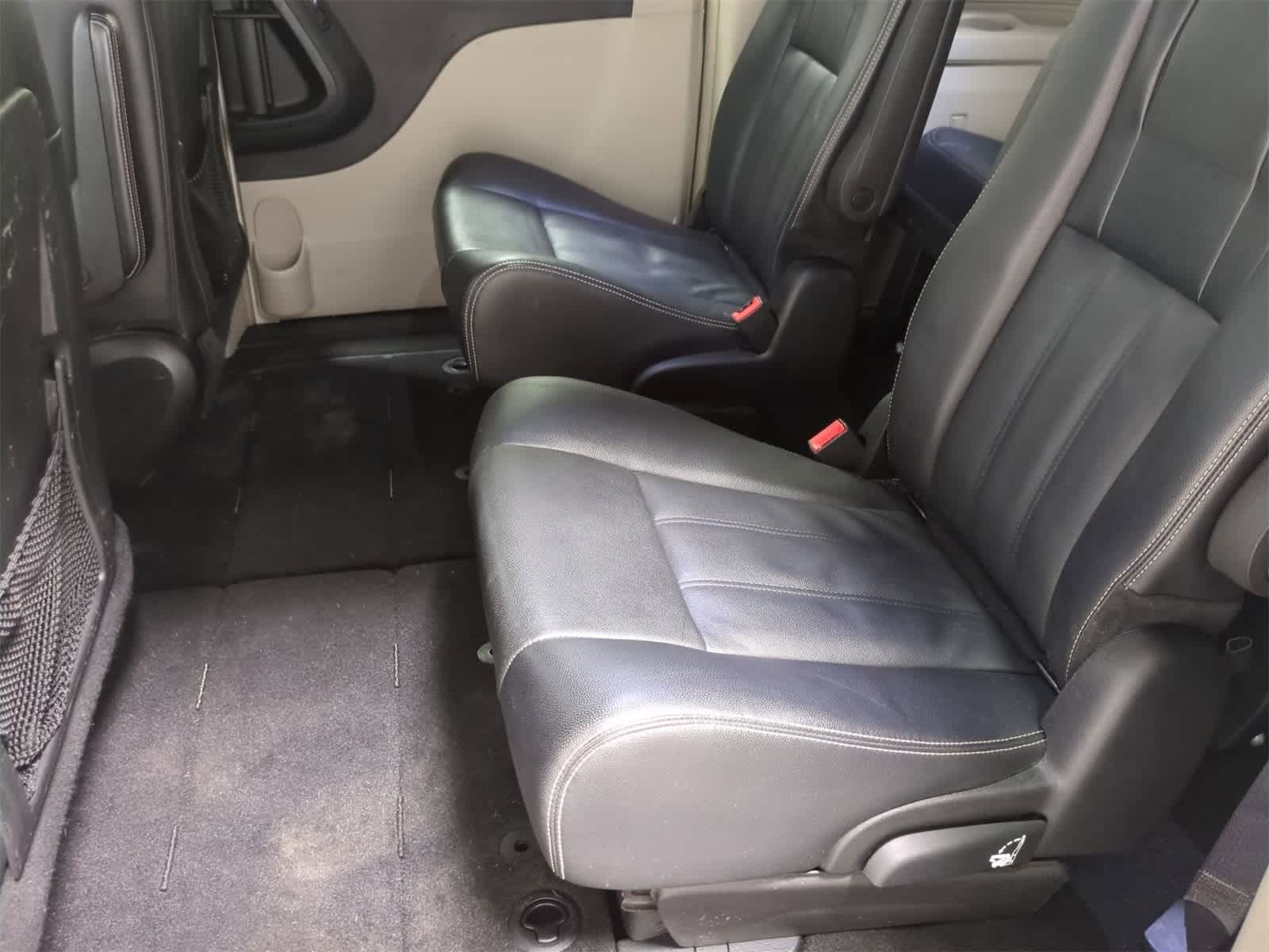 Thumbnail: 2015 Chrysler Town & Country - 19