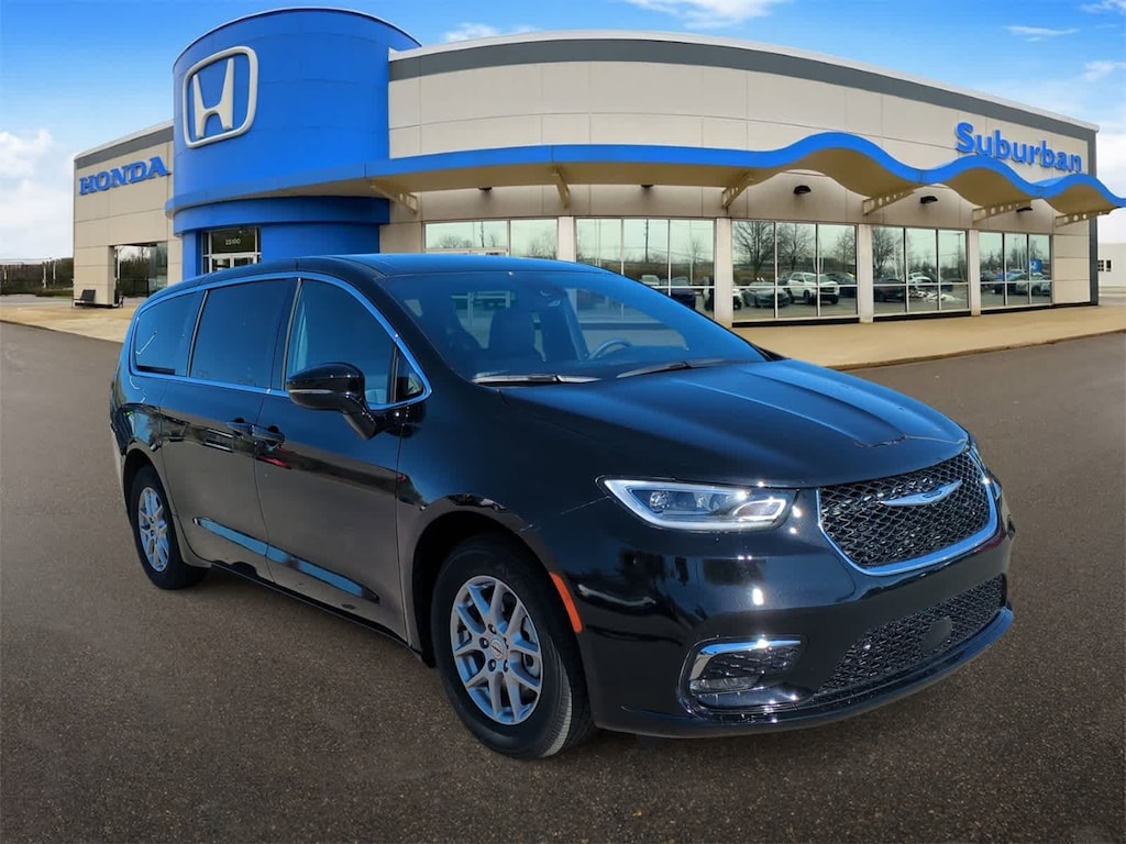 Used 2025 Chrysler Pacifica Select Van