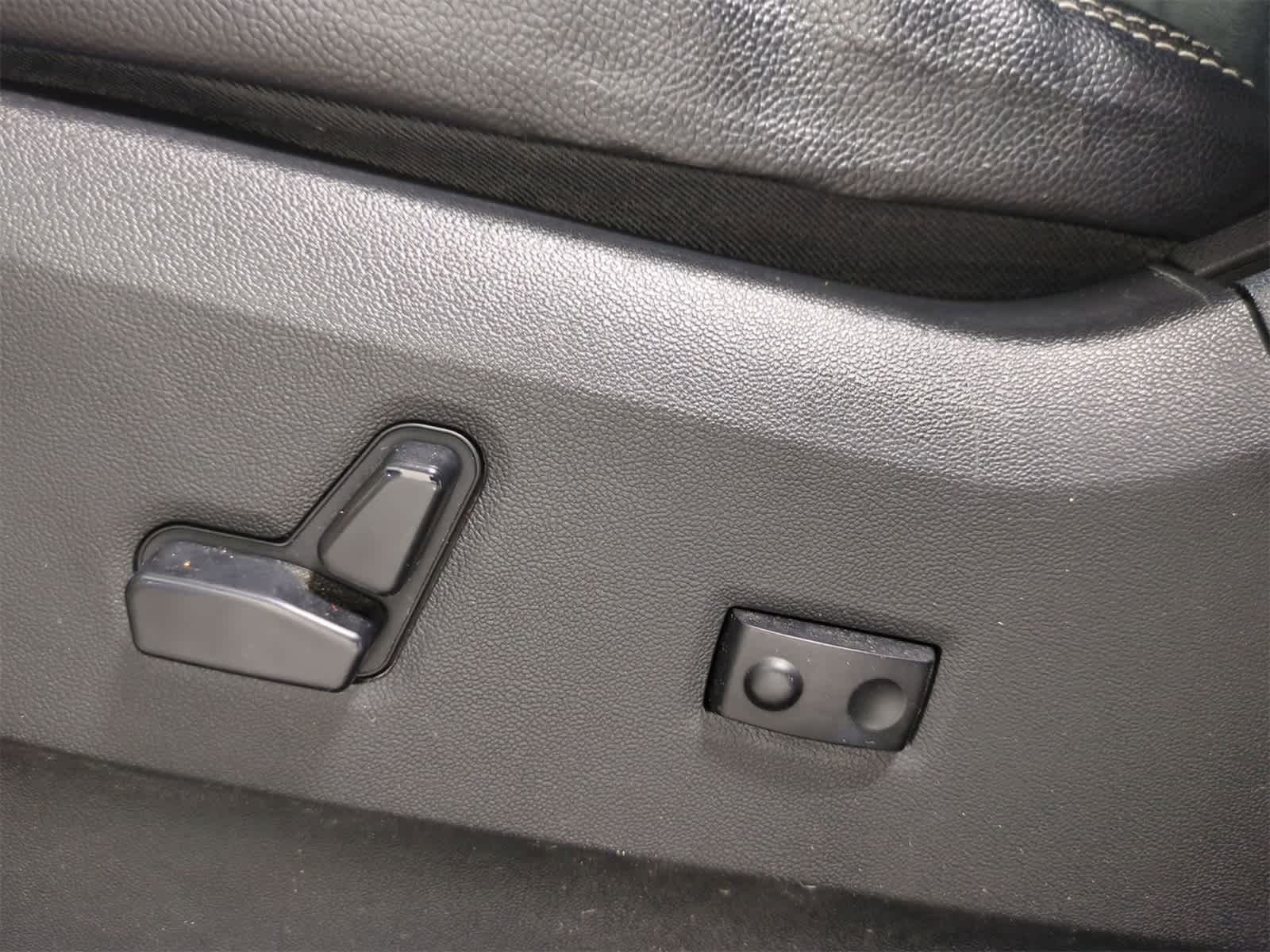 Thumbnail: 2015 Chrysler Town & Country - 17