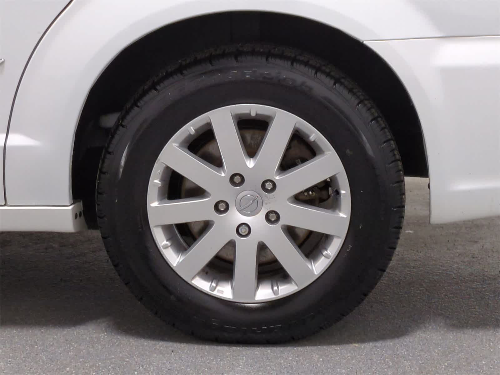 Thumbnail: 2015 Chrysler Town & Country - 14