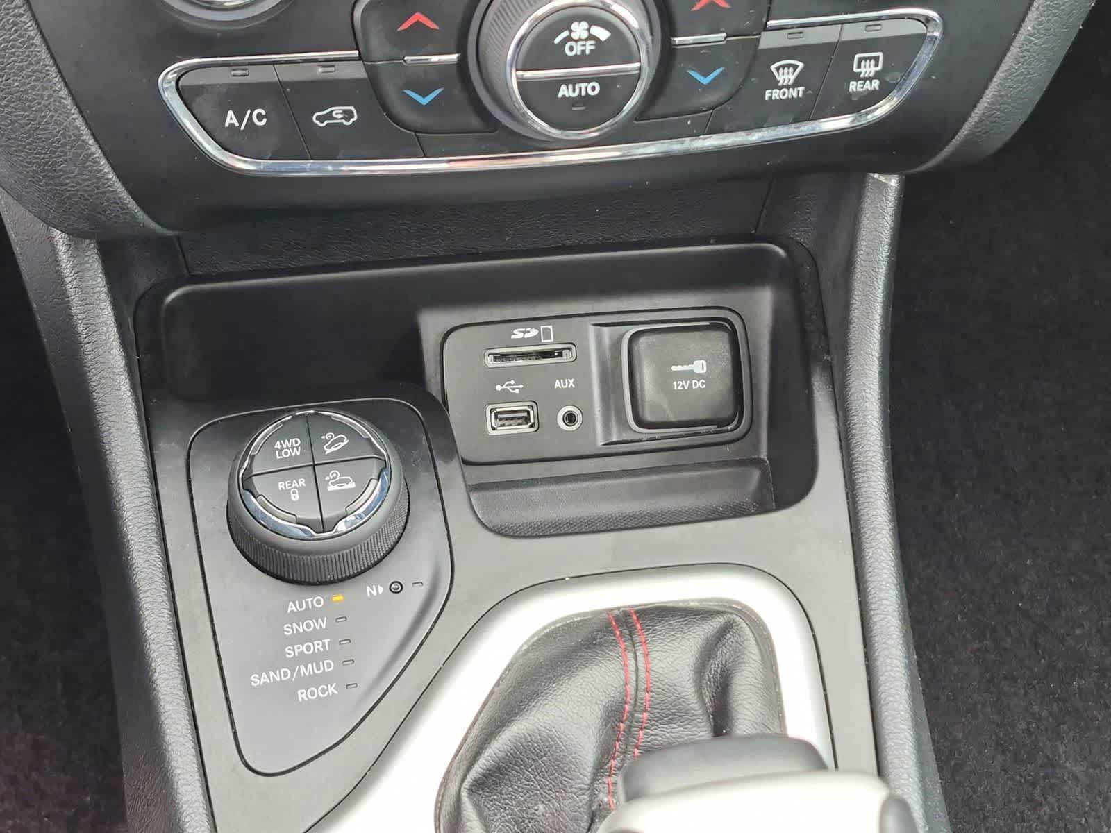 Thumbnail: 2016 Jeep Cherokee - 41