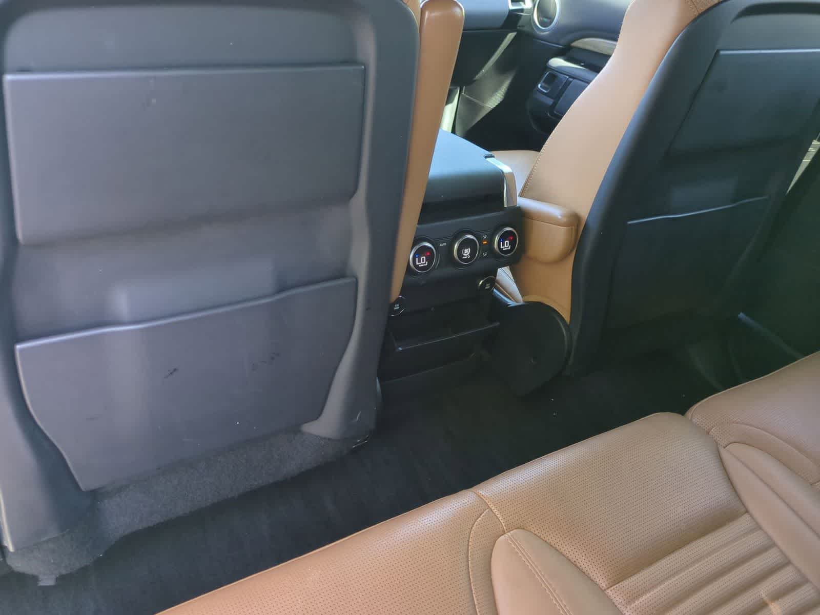 Thumbnail: 2018 Land Rover Discovery - 18
