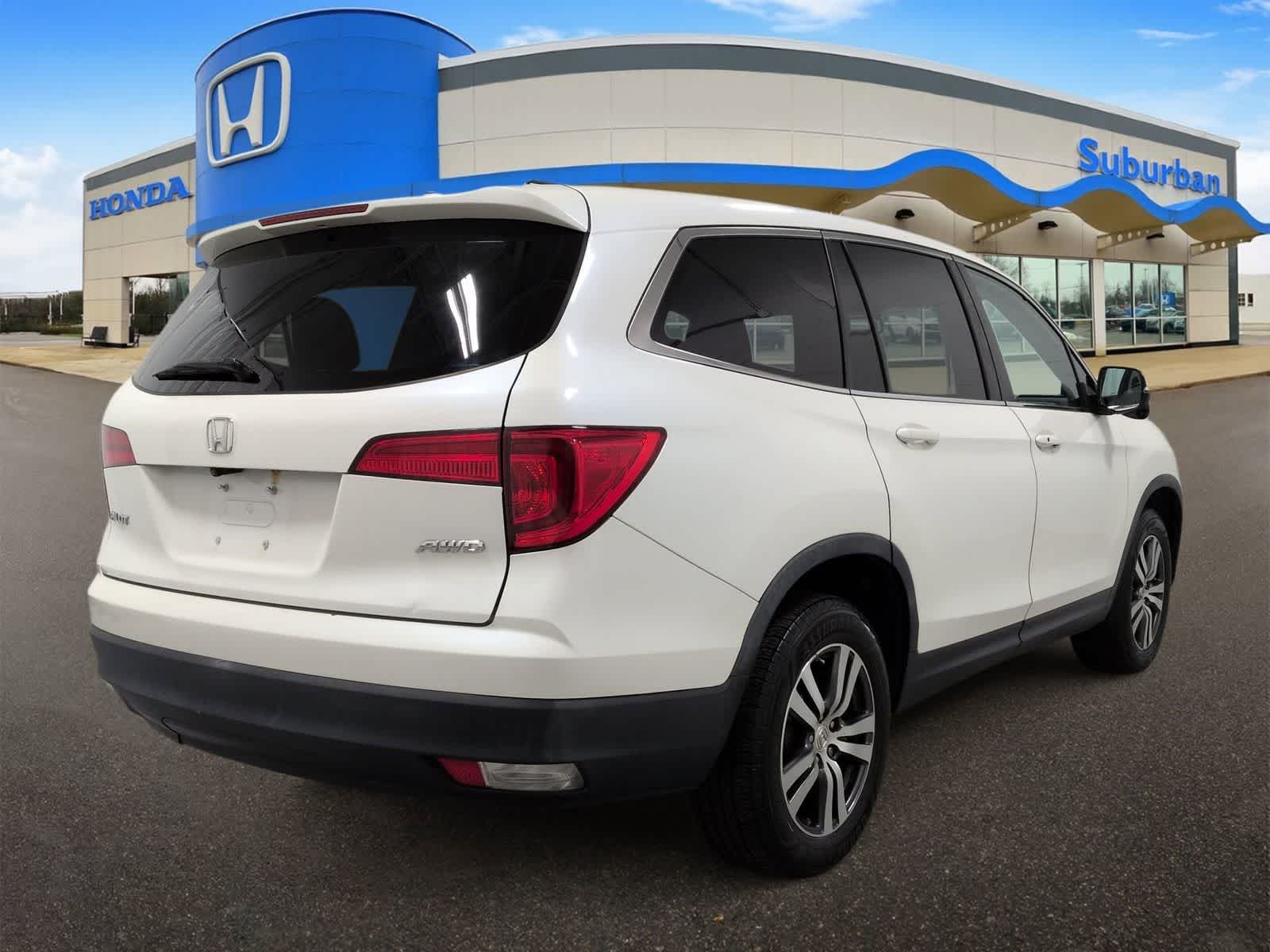 Thumbnail: 2017 Honda Pilot - 8