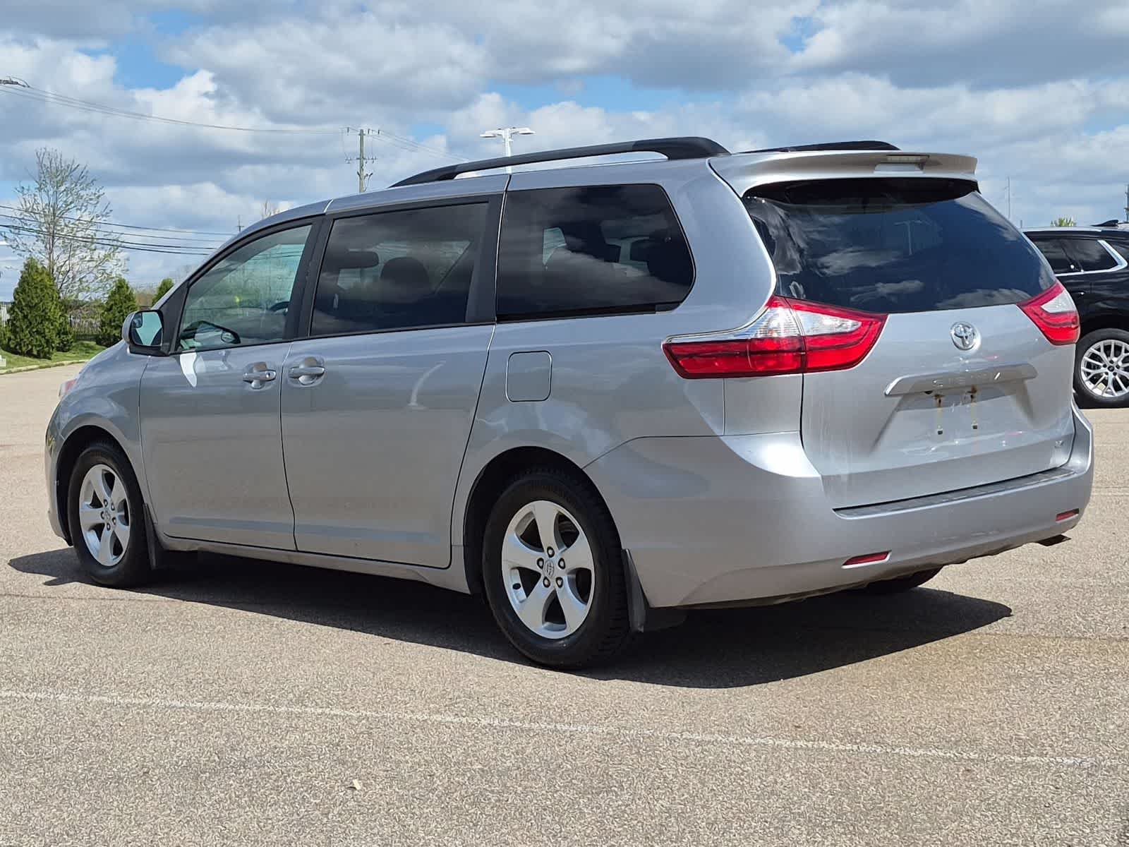 Thumbnail: 2016 Toyota Sienna - 12