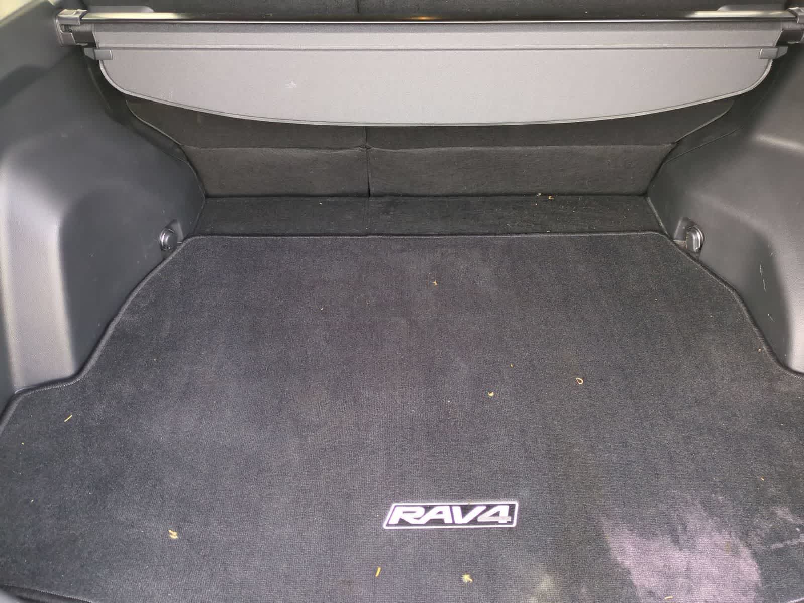 2020 Toyota RAV4 XLE - Photo 32