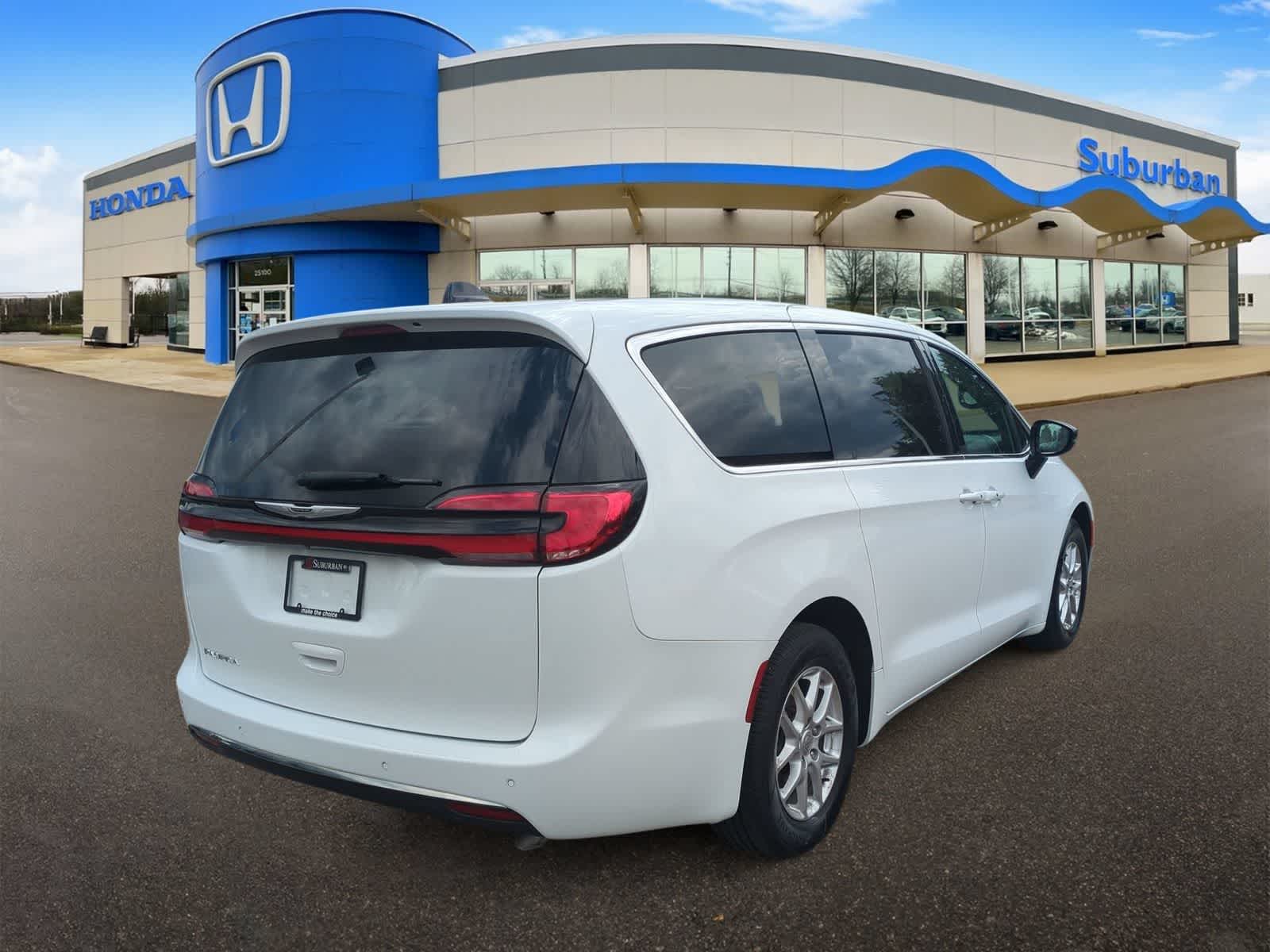 Thumbnail: 2025 Chrysler Pacifica - 8