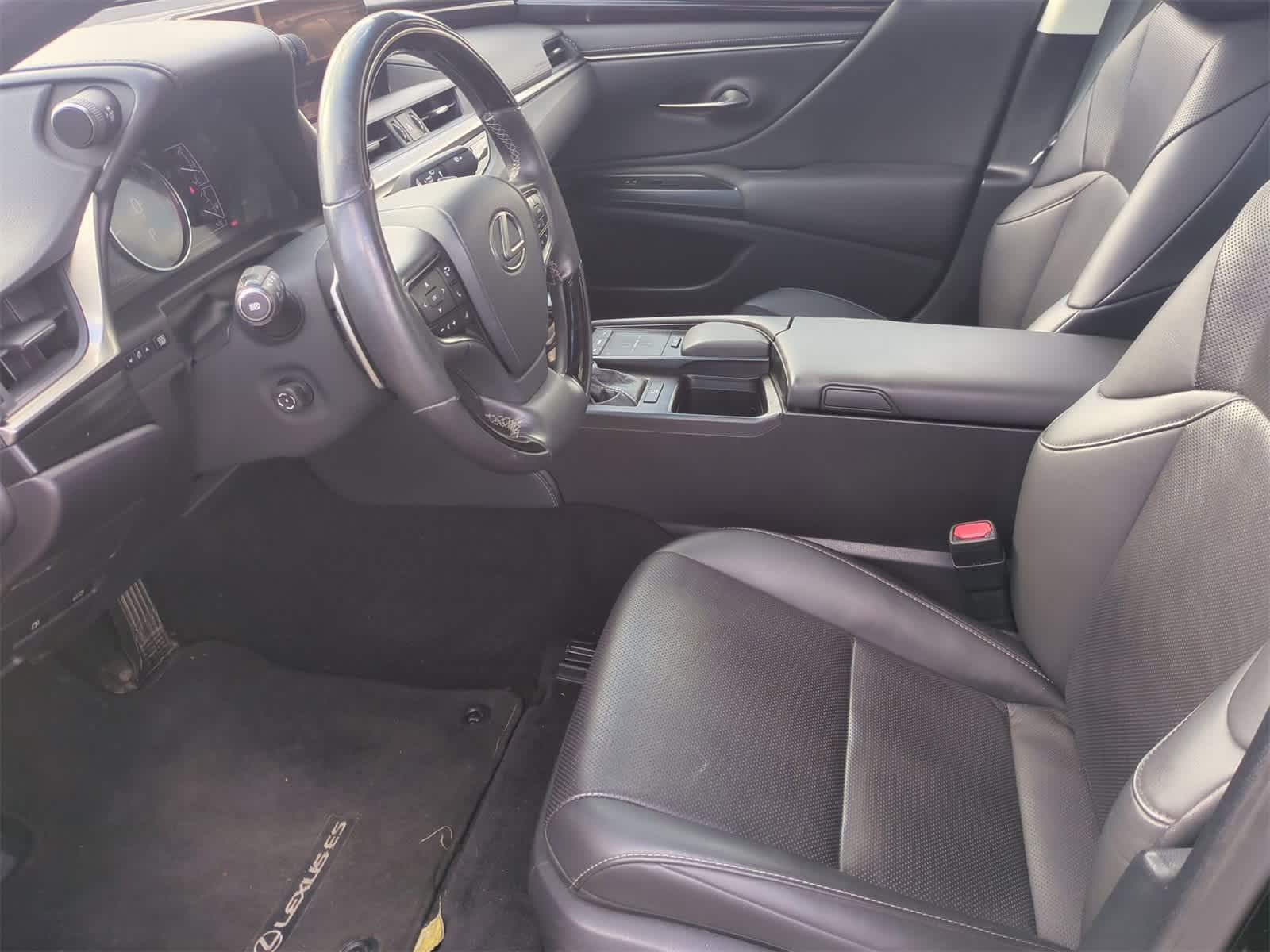 Thumbnail: 2020 Lexus ES - 17