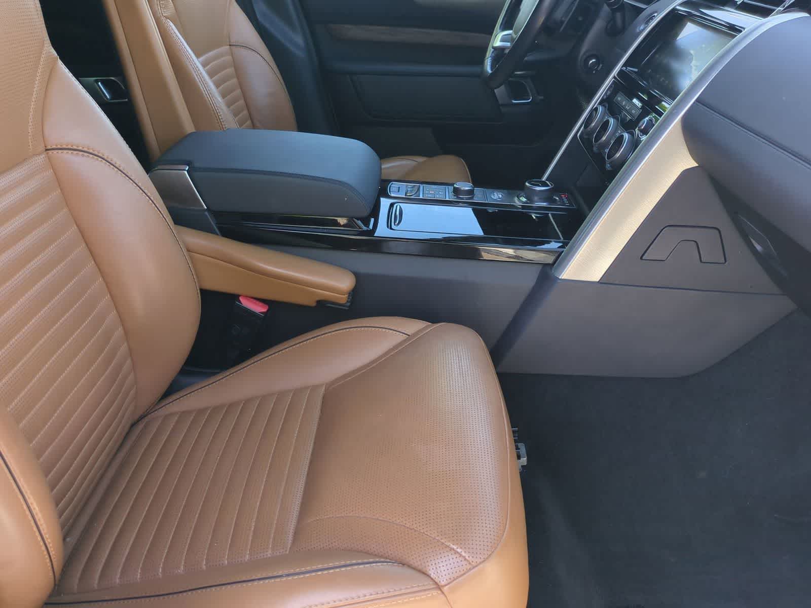 Thumbnail: 2018 Land Rover Discovery - 23