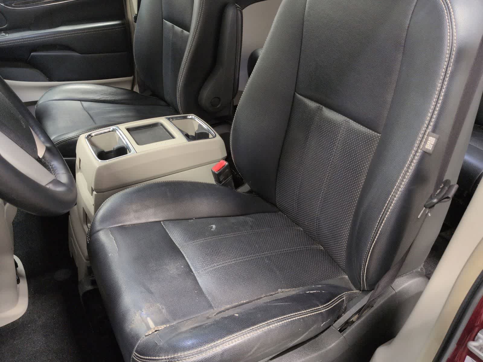 Thumbnail: 2015 Chrysler Town & Country - 17