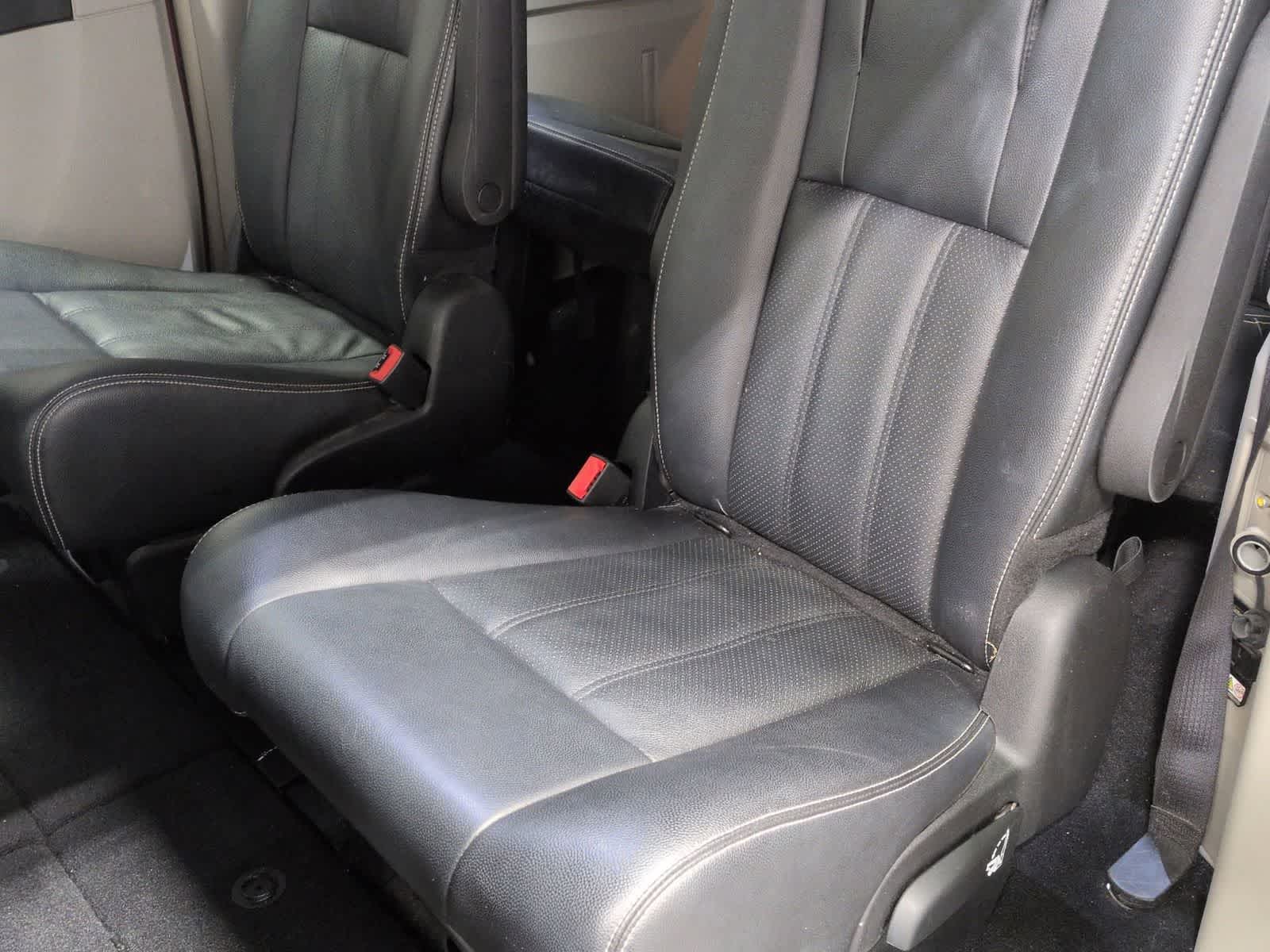 Thumbnail: 2015 Chrysler Town & Country - 20