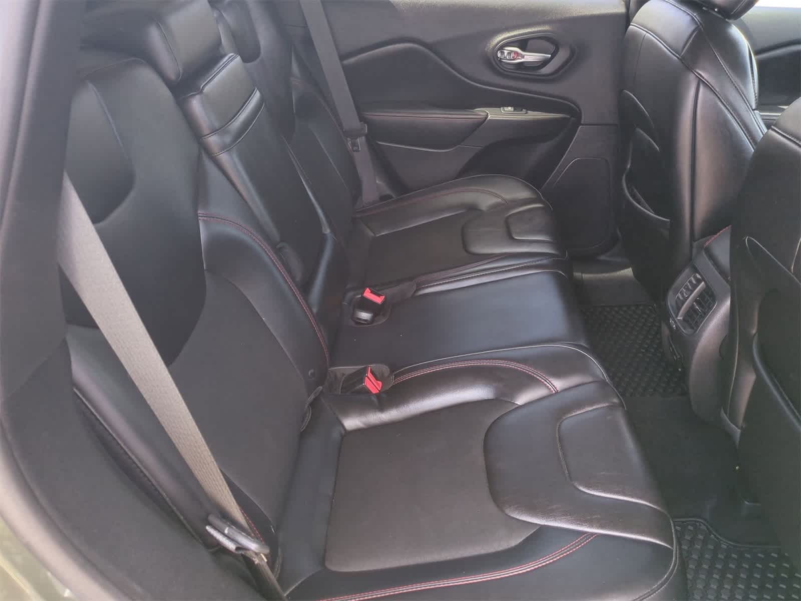 Thumbnail: 2019 Jeep Cherokee - 20