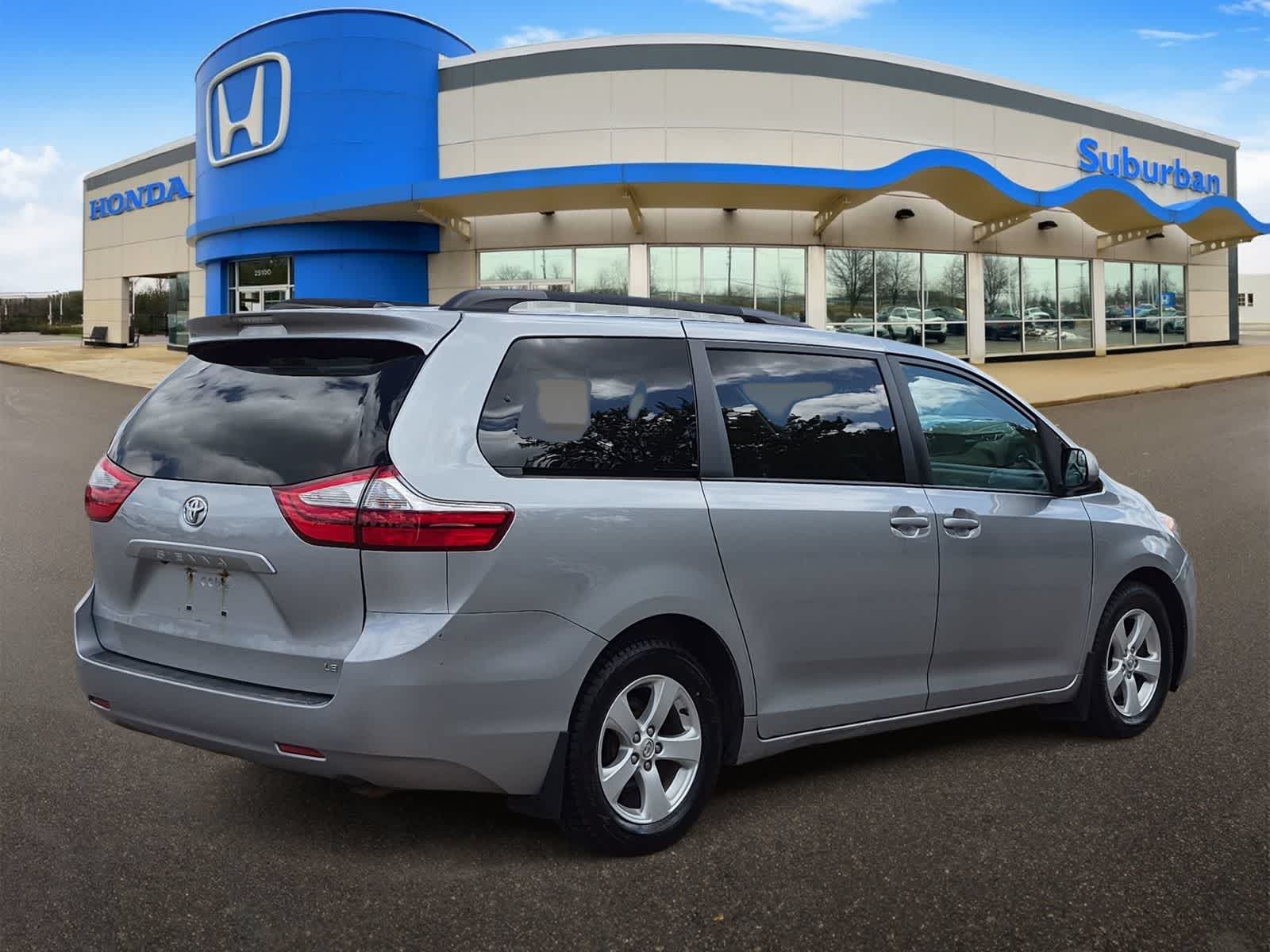 Thumbnail: 2016 Toyota Sienna - 8
