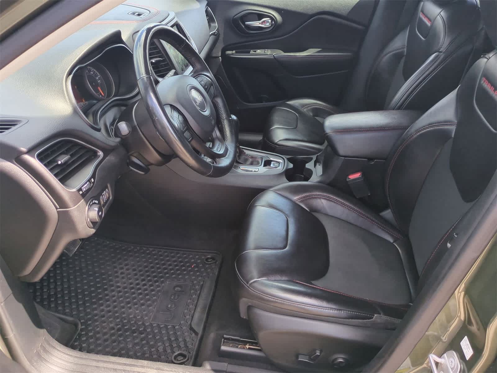 Thumbnail: 2019 Jeep Cherokee - 16