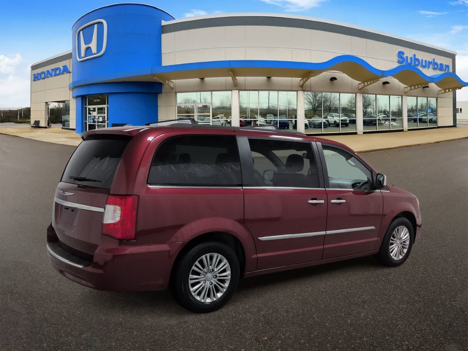 Thumbnail: 2015 Chrysler Town & Country - 8
