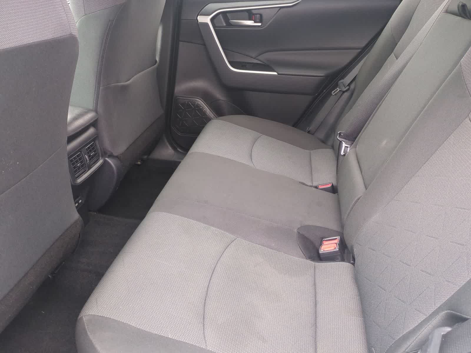 2025 Toyota RAV4 XLE - Photo 19