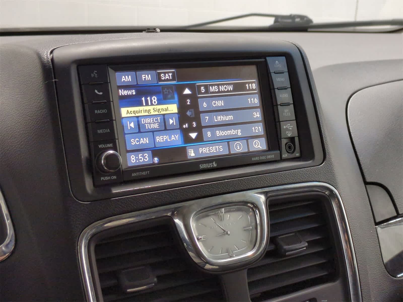 Thumbnail: 2015 Chrysler Town & Country - 26