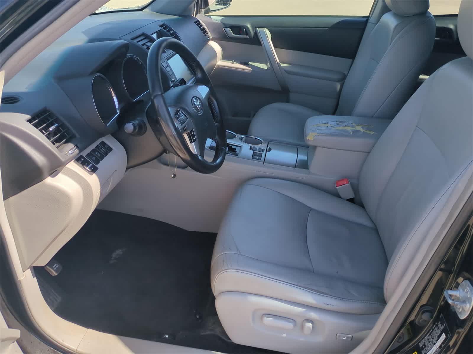 2012 Toyota Highlander SE 16