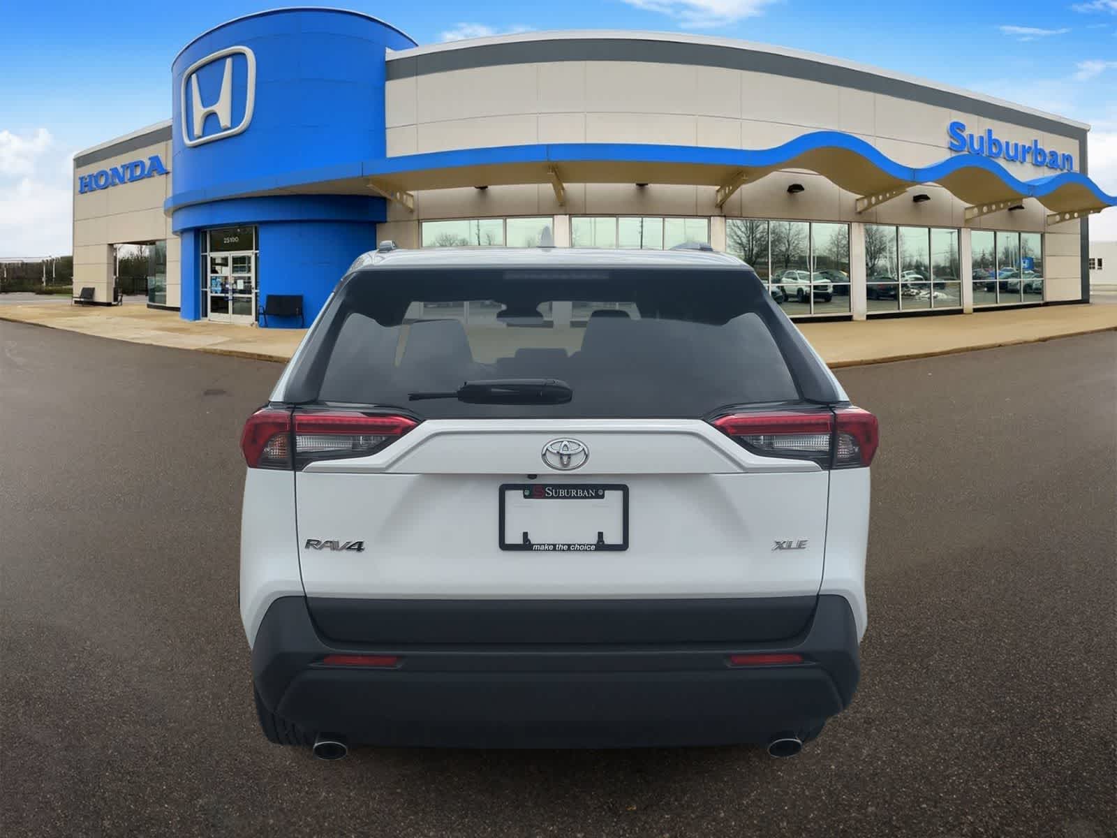 2025 Toyota RAV4 XLE - Photo 7
