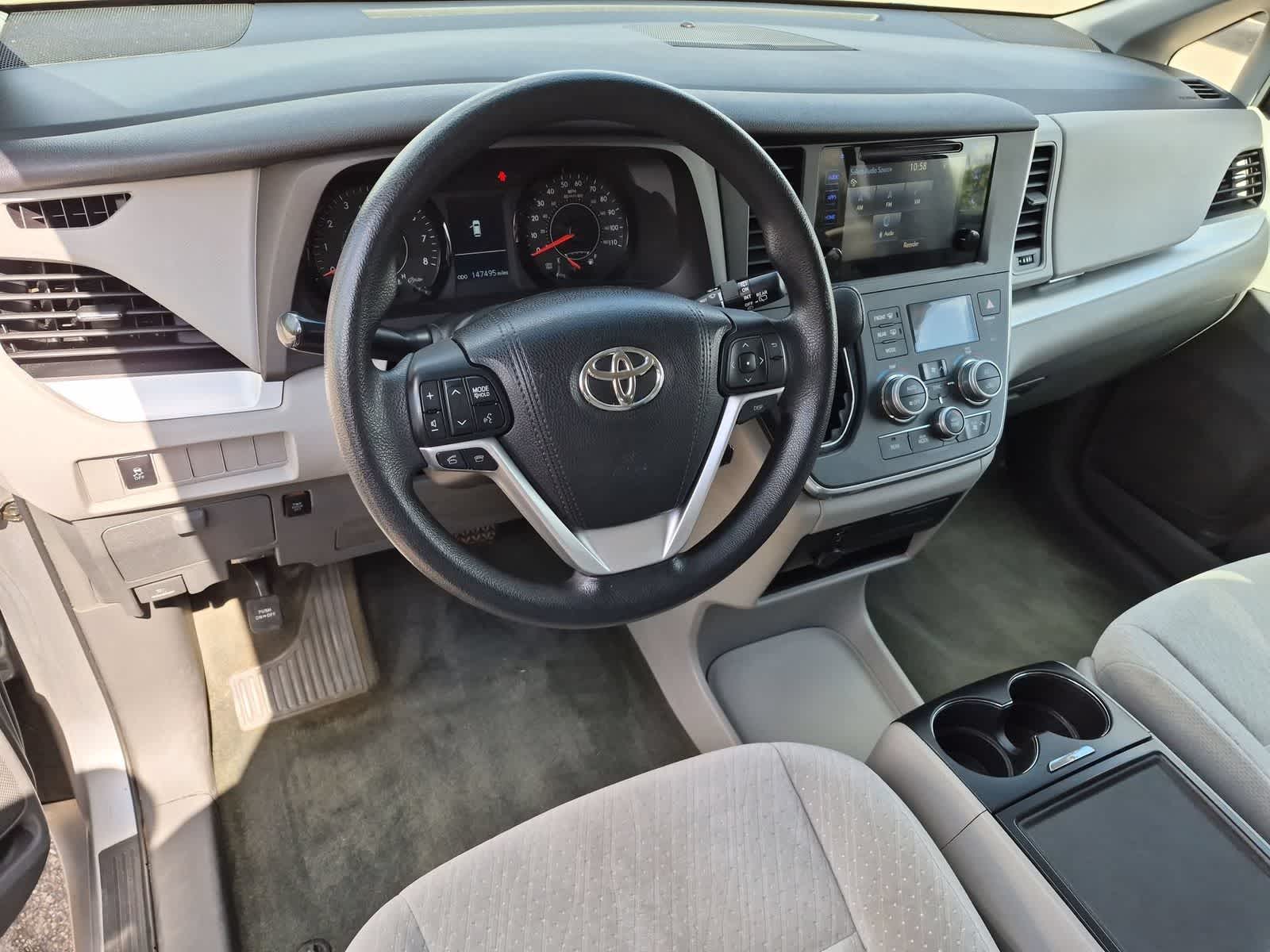 Thumbnail: 2016 Toyota Sienna - 10