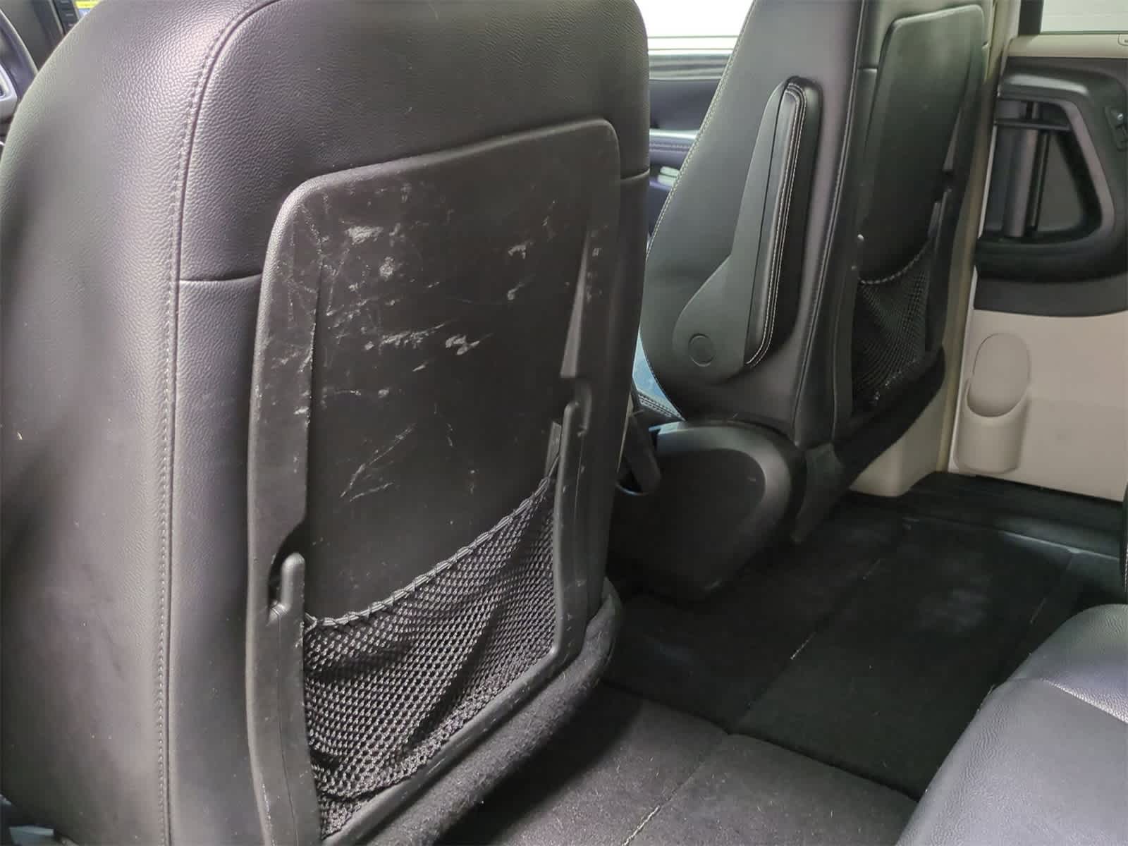 Thumbnail: 2015 Chrysler Town & Country - 18