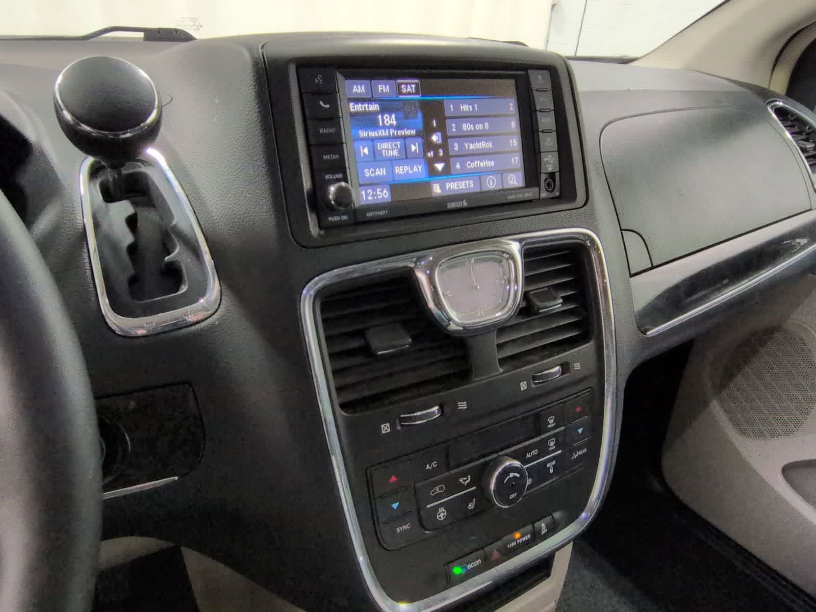 Thumbnail: 2015 Chrysler Town & Country - 28