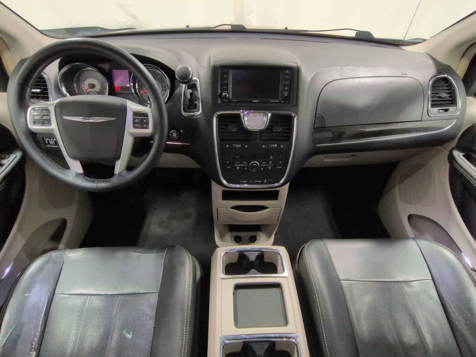 Thumbnail: 2015 Chrysler Town & Country - 16