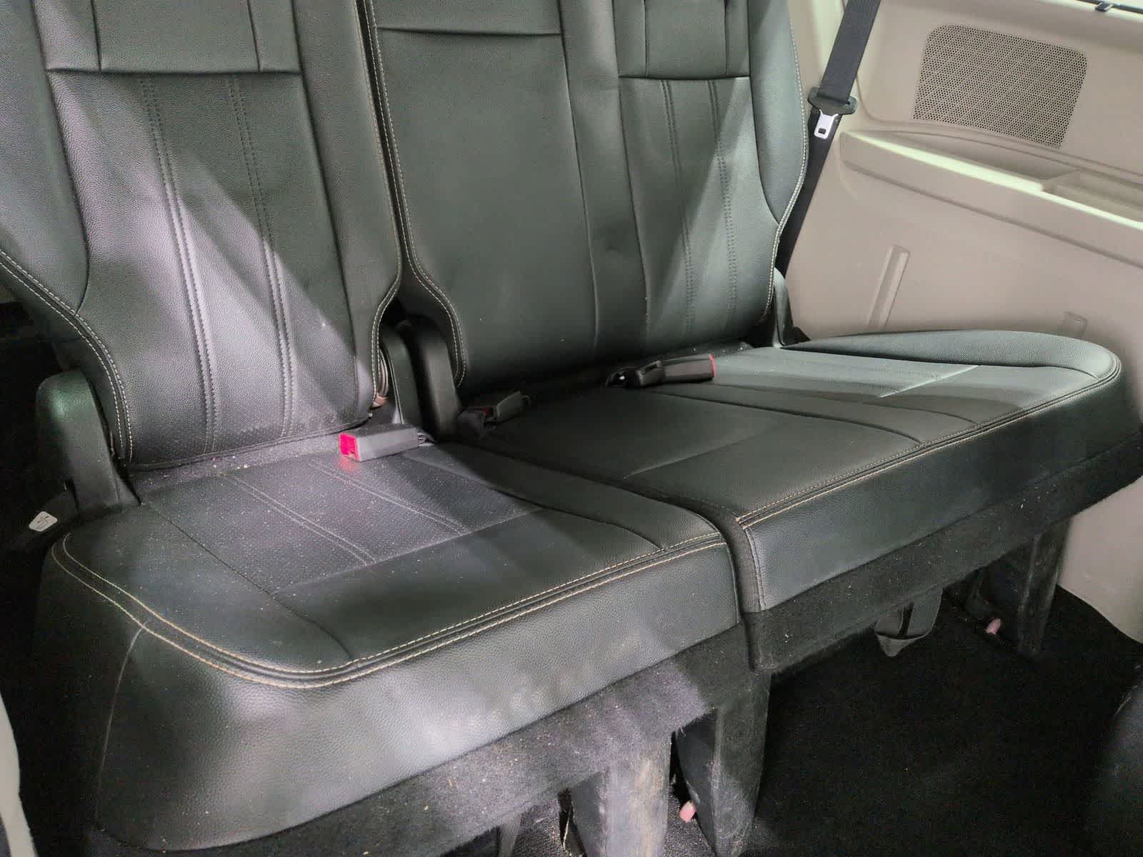 Thumbnail: 2015 Chrysler Town & Country - 36