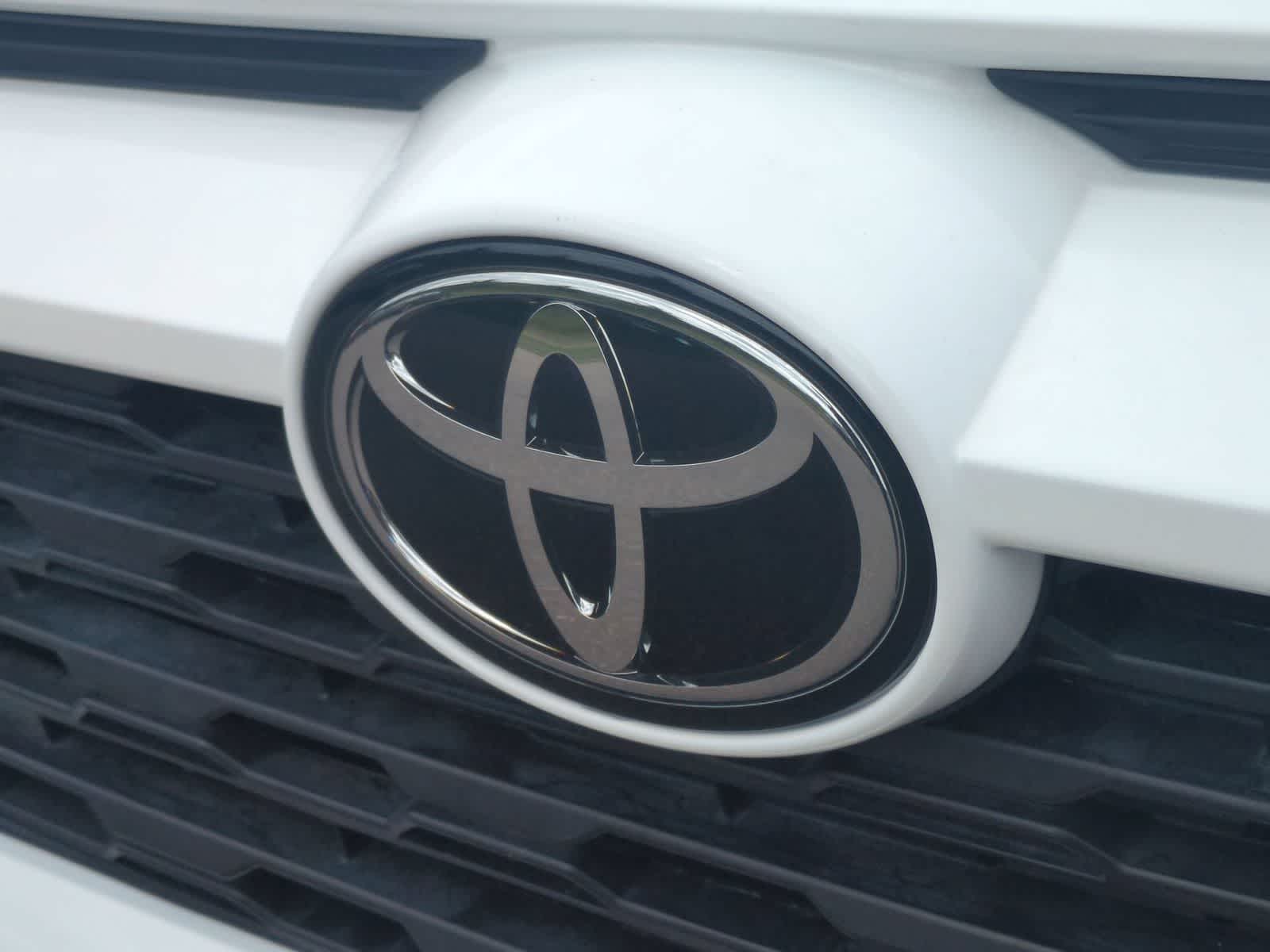 2025 Toyota RAV4 XLE - Photo 12