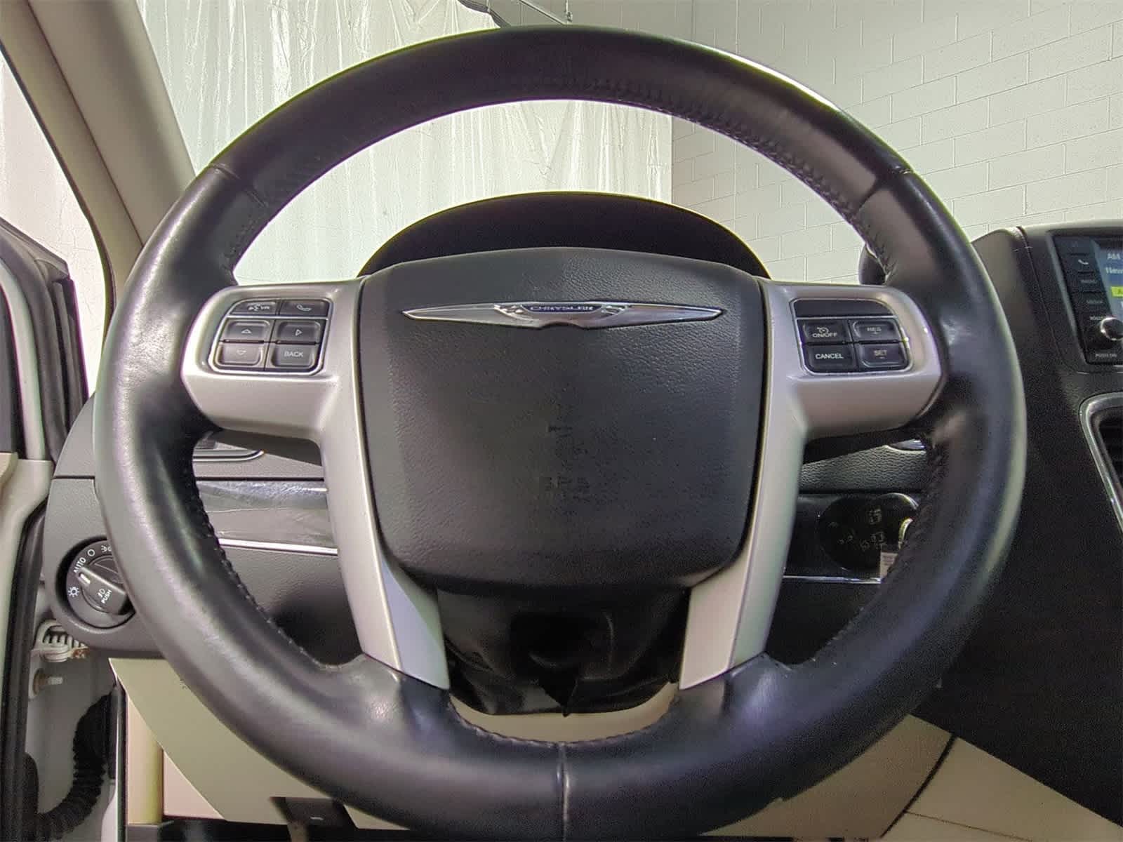 Thumbnail: 2015 Chrysler Town & Country - 22