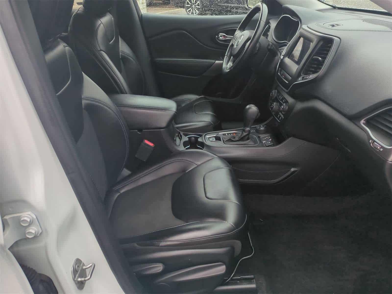 Thumbnail: 2019 Jeep Cherokee - 21