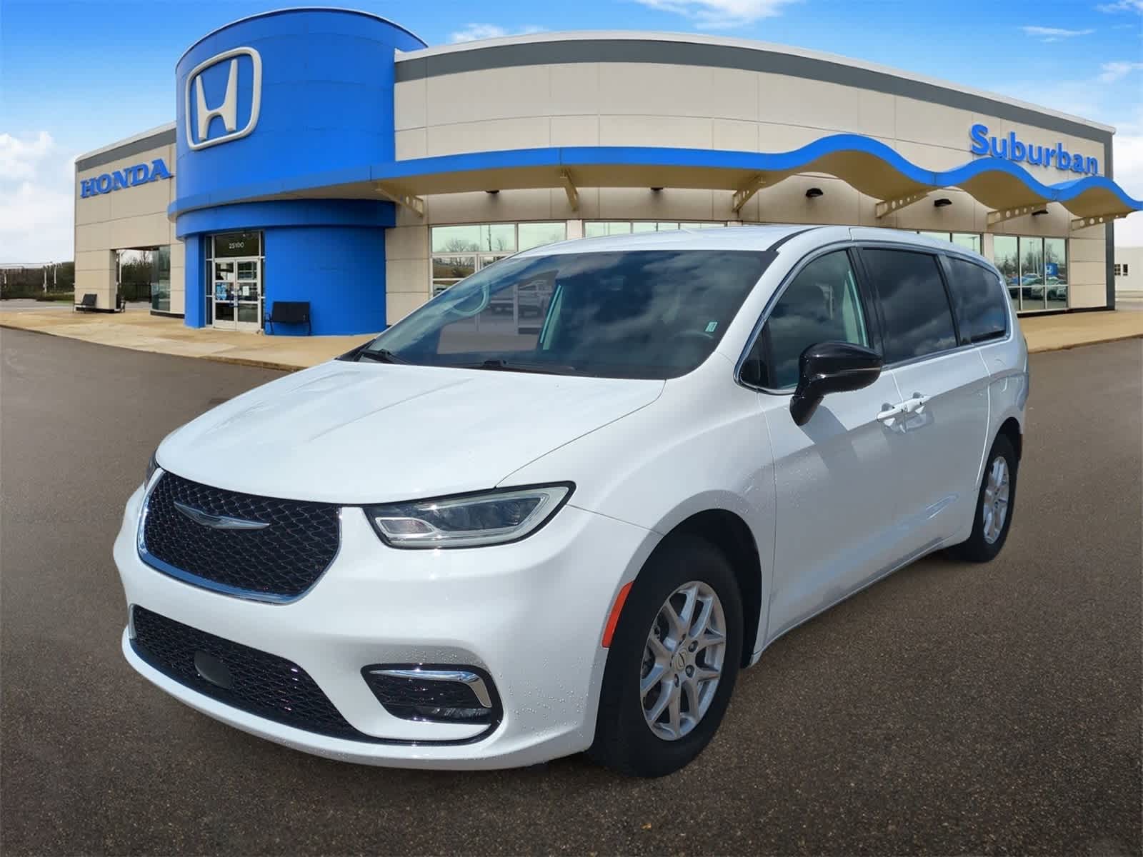 Thumbnail: 2024 Chrysler Pacifica - 4