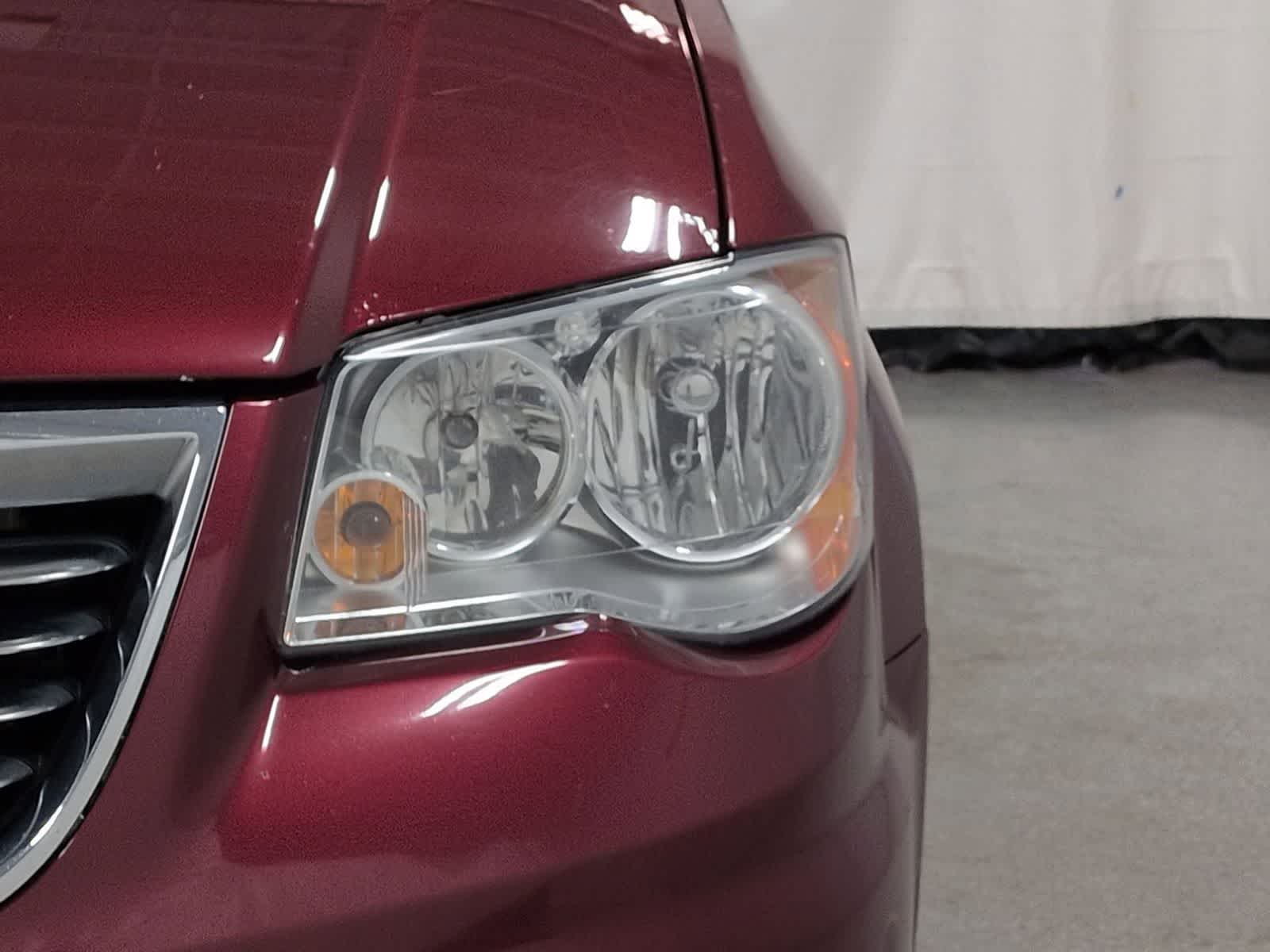 Thumbnail: 2015 Chrysler Town & Country - 11