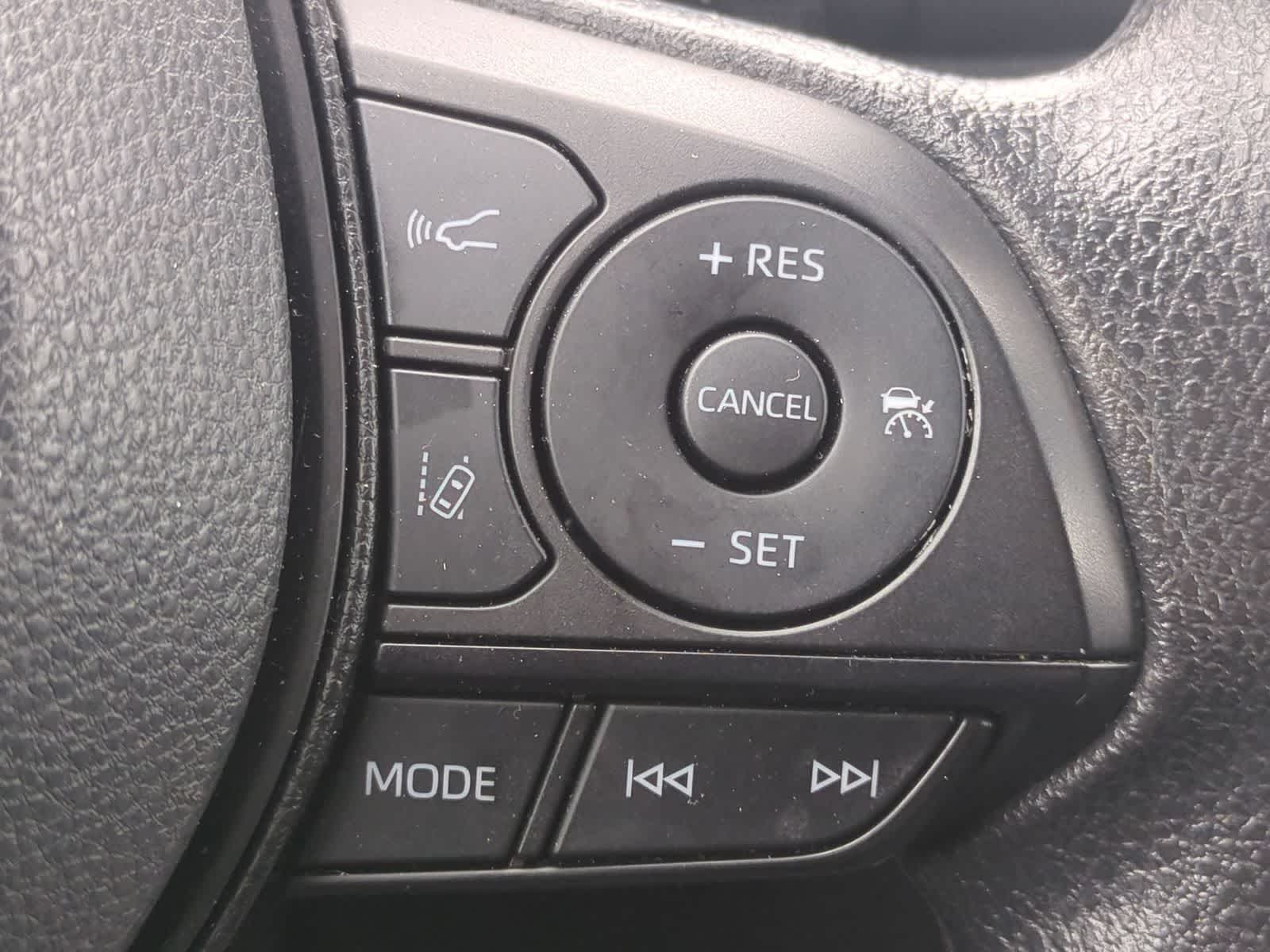 2025 Toyota RAV4 XLE - Photo 24