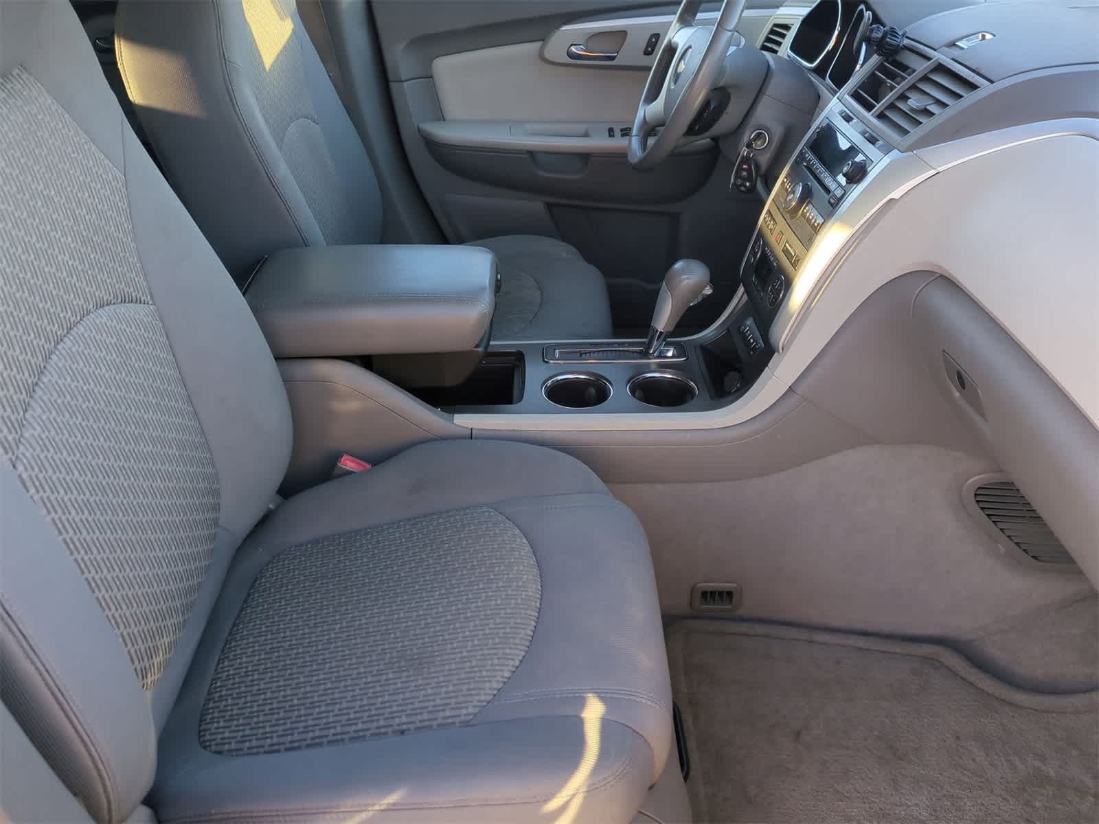 Thumbnail: 2010 Chevrolet Traverse - 11