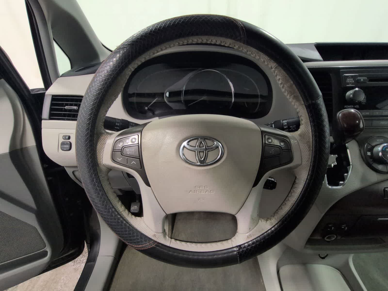 Thumbnail: 2013 Toyota Sienna - 25