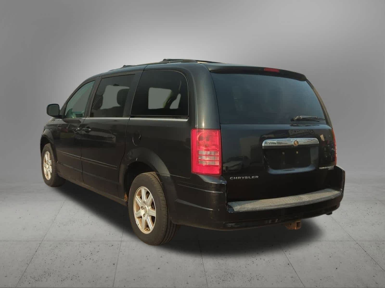 Thumbnail: 2010 Chrysler Town & Country - 4