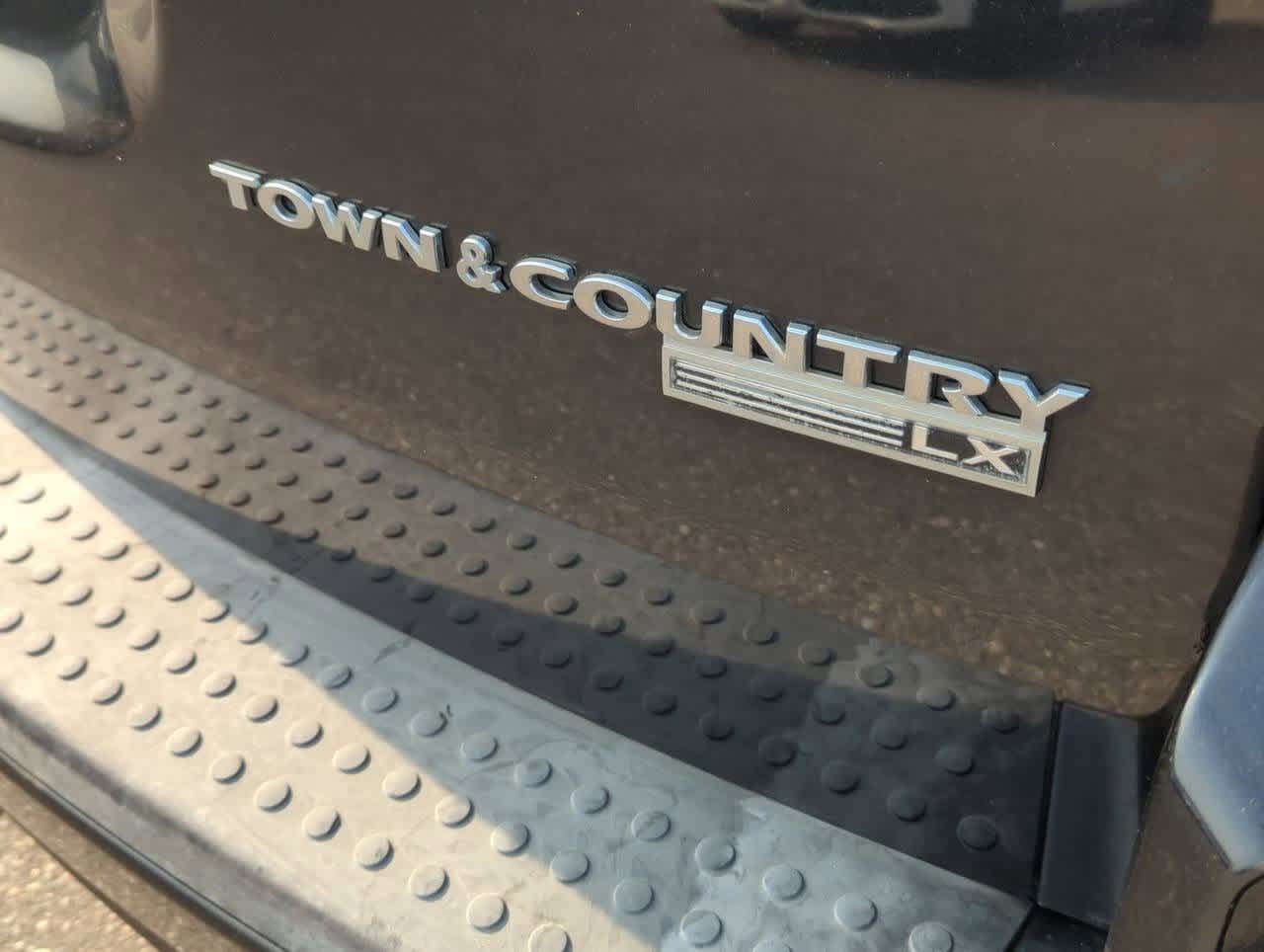 Thumbnail: 2010 Chrysler Town & Country - 11