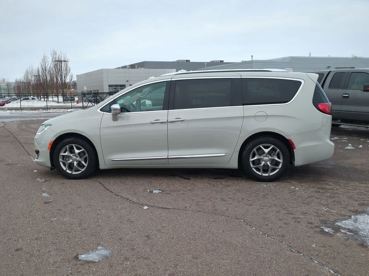 Thumbnail: 2020 Chrysler Pacifica - 3