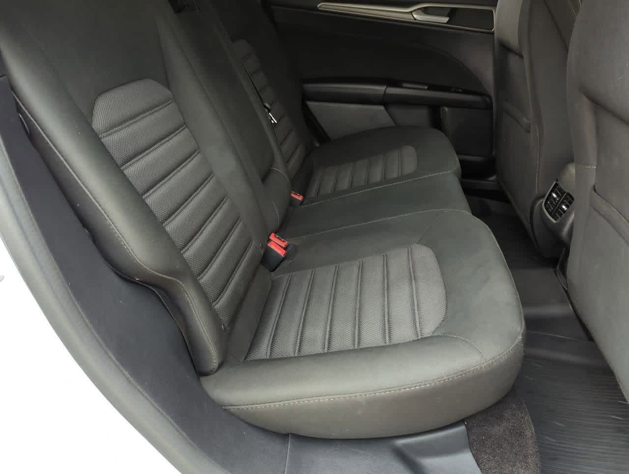 2017 Ford Fusion SE 17