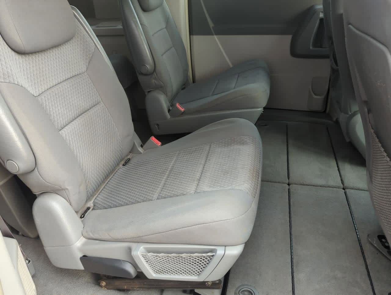 Thumbnail: 2010 Chrysler Town & Country - 18