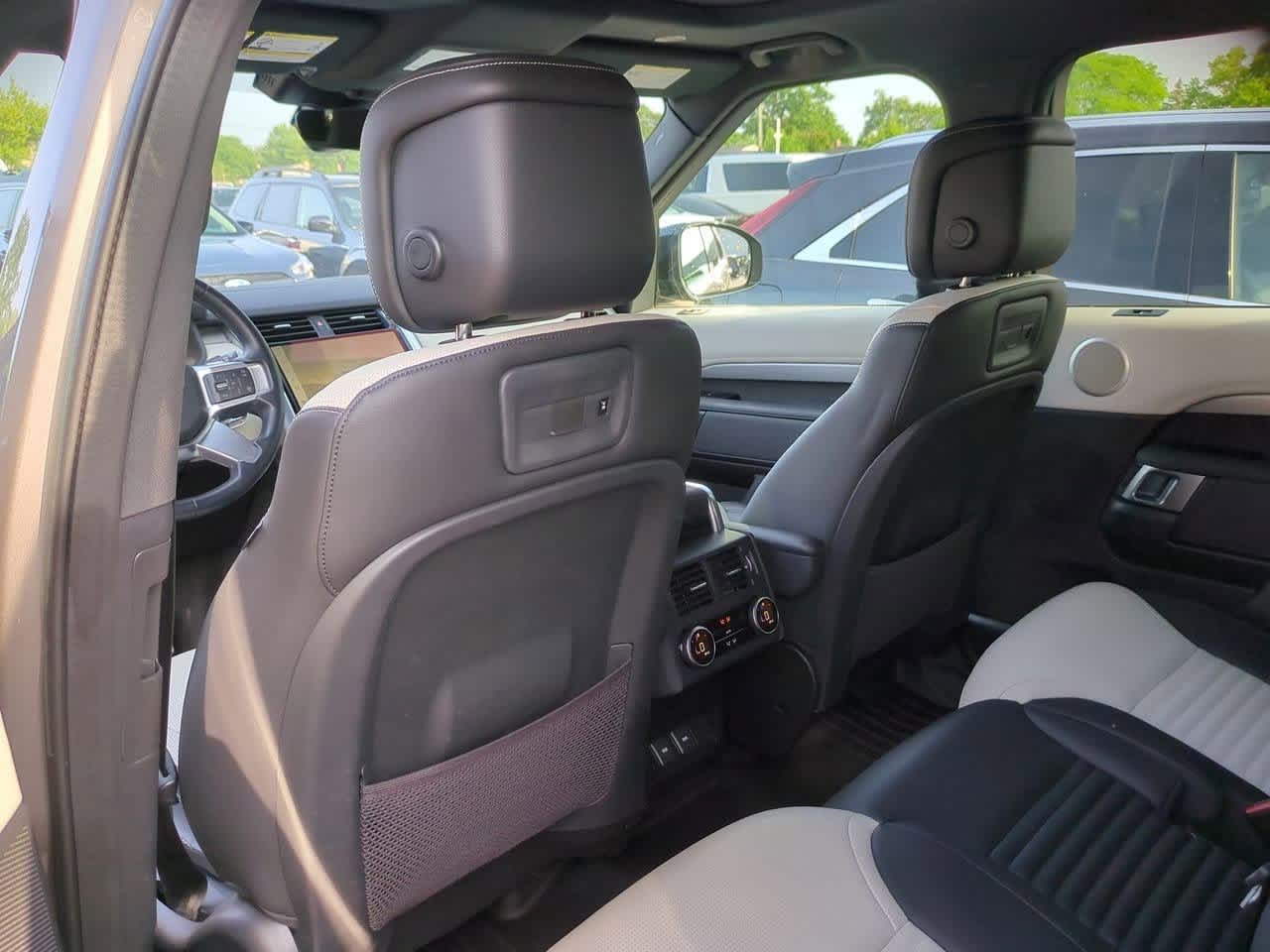 Thumbnail: 2023 Land Rover Discovery - 16